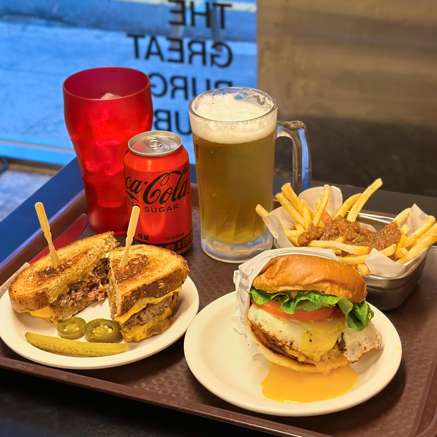 #협찬 전포 수제버거 더프타운🍔
육즙이 흘러넘치는 햄버거 맛집

예전부터 찜해놨던 더프타운을 찾았어요. 
다 맛있어 보여서 고민하다가 베스트 메뉴인 
더프타운 앤 댄싱, 패티 멜트를 주문했어요. 

❤️#더프타운앤댄싱 Dufftown&dancing
아메리칸치즈, 양상추, 토마토, 베이컨, 달걀프라이
베스트 조합의 시그니처 버거! 
100% 소고기를 1.5배 더 많이 사용한 패티는
육즙을 보존하는 방식으로 조리되어서 
먹는 내내 입안 가득 느껴지는 
두툼함과 촉촉함이 놀라울 정도😍
향긋한 토마토와 바삭한 베이컨, 
고소함과 부드러움을 더해주는 
달걀프라이의 조화가 너무 멋졌어요. 

❤️#패티멜트 Patty melt
아메리칸 치즈x2, 캐러멜라이즈 어니언
외모부터 범상치 않은 버거!(샌드위치?)
육즙 주르륵 패티와 멜팅 치즈의 조합으로 
고기고기 치즈치즈한 맛! 
살짝 느끼해지려 할 때 할라피뇨 한 입 먹으면 최고😆

❤️#칠리치즈프라이 (음료와 세트로 주문 가능)
진하고 고소한 칠리소스를 듬뿍 얹은 감튀🍟
입맛에 딱 맞아서 계속계속 손이 가요. 
맥주와의 조합 말모말모👍

집에서 햄버거를 종종 만들어 먹어서 
이렇게 두툼-한 패티를 촉촉-하게 
잘 익히는 비법이 궁금하더라고요. 
좋은 재료로 만든 두툼한 패티를 제공하는 
부산 최고 햄버거 맛집이라는 
사장님의 자부심을 느낄 수 있었어요👏

dufftownburger
#더프타운 #전포더프타운

#더프타운버거 #전포수제버거 #전포햄버거 #전포맛집 #전포동맛집 #부산햄버거맛집 #부산수제버거 #서면수제버거 #수제버거맛집 #busanburger #busanfood #먹스타맞팔 #먹팔소통