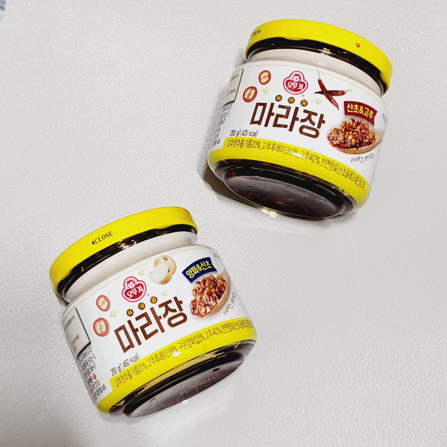 #협찬 #오뚜기 #마라장

마라 덕후라면 놓칠 수 없는 오뚜기 신상!
이번 오뚜기 신상은 두 가지 맛의 마라장인데요
마라 초보부터 고수까지 모두 즐길 수 있는 장점이 있어요!

양파&산초는 양파의 달콤함으로 매운맛을 잡아줘서
마라 초보도 즐겁게 마라 맛을 즐길 수 있는 마라장이고
산초&고추는 마라의 얼얼함이 그대로 살아있어서
마라 고수도 맛있게 즐길 수 있는 마라장이에요~

참고로 산초&고추는 고추후레이크가 들어있어
매콤한 맛을 극대화 해줘서 스트레스 받는 날 땡기고
양파&산초는 구운 양파칩과 고추후레이크 건더기가
들어있어 씹는 맛을 느낄 수 있어 볶음밥으로
먹으면 너무 맛있더라고요🤤

요 마라장은 볶은밥으로 먹어도 맛있지만
솔직히 퇴근 후 집에오면 너무 힘들잖아요
그래서 저는 간단하게 반찬으로 자주 먹어요

술 한잔 생각나는 날에는 퇴근하는 길에
새우를 사와서 호로록 마라장과 함께 볶거나
반찬이 없는 날에는 어묵이나 햄을 마라장과 호로록!

평소 마라 덕후라면 오뚜기 마라장 2종 적극 추천드려요🙋🏻‍♀️

📍마라장 산초&고추
https://www.ottogimall.co.kr/front/product/2877

📍마라장 양파&산초
https://www.ottogimall.co.kr/front/product/2878

#마라 #마라맛