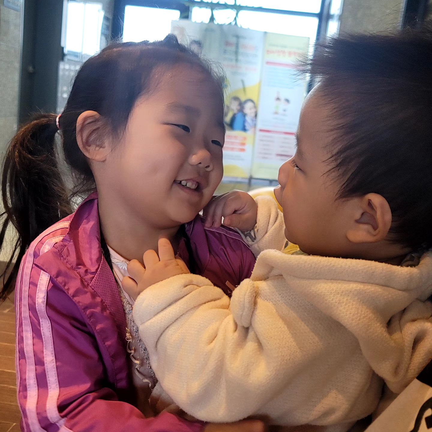 병원에서 진료 보기전

누나 좋아하는 하나밖억 없는 남매 사이

#남매 #쥐띠 #용띠