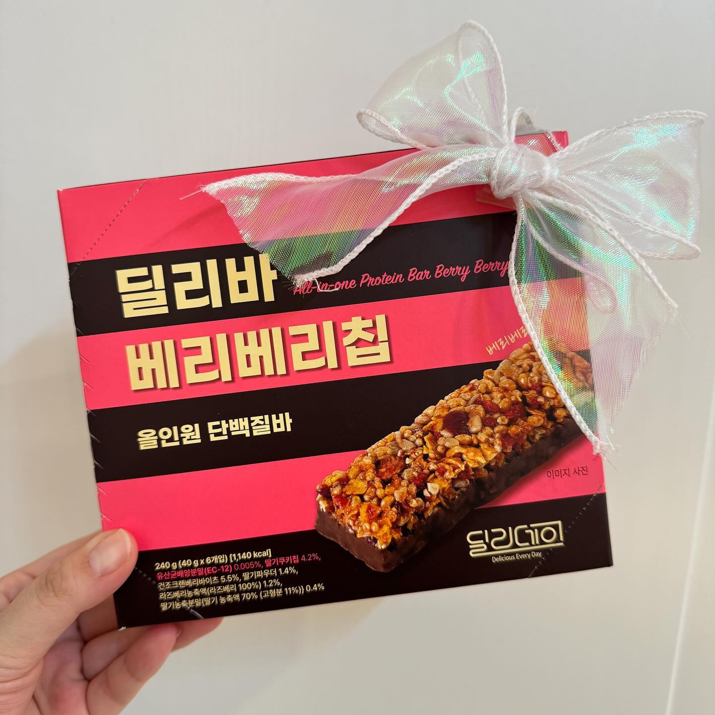. 
울 회원 언니들끼리 다이어트 내기를 하길래
저도 상품 걸어드렸어요❤️

단백질 바 한 박스 두둥!

다요트들에게는 너무 좋은 제품이죠?😍

다음에는 또 하시길래 저도 낄까? 했지만..
그냥 저는 이렇게 선물이나 드려야겠요🤣

리본 원래 제가 가지려 했는데..
넘 예뻐서 붙여 드렸는데 넘 예쁘죠?🙈

#딜리바#단백질바#프로틴바#열처리유산균#썬킹#sunking#단백질바추천