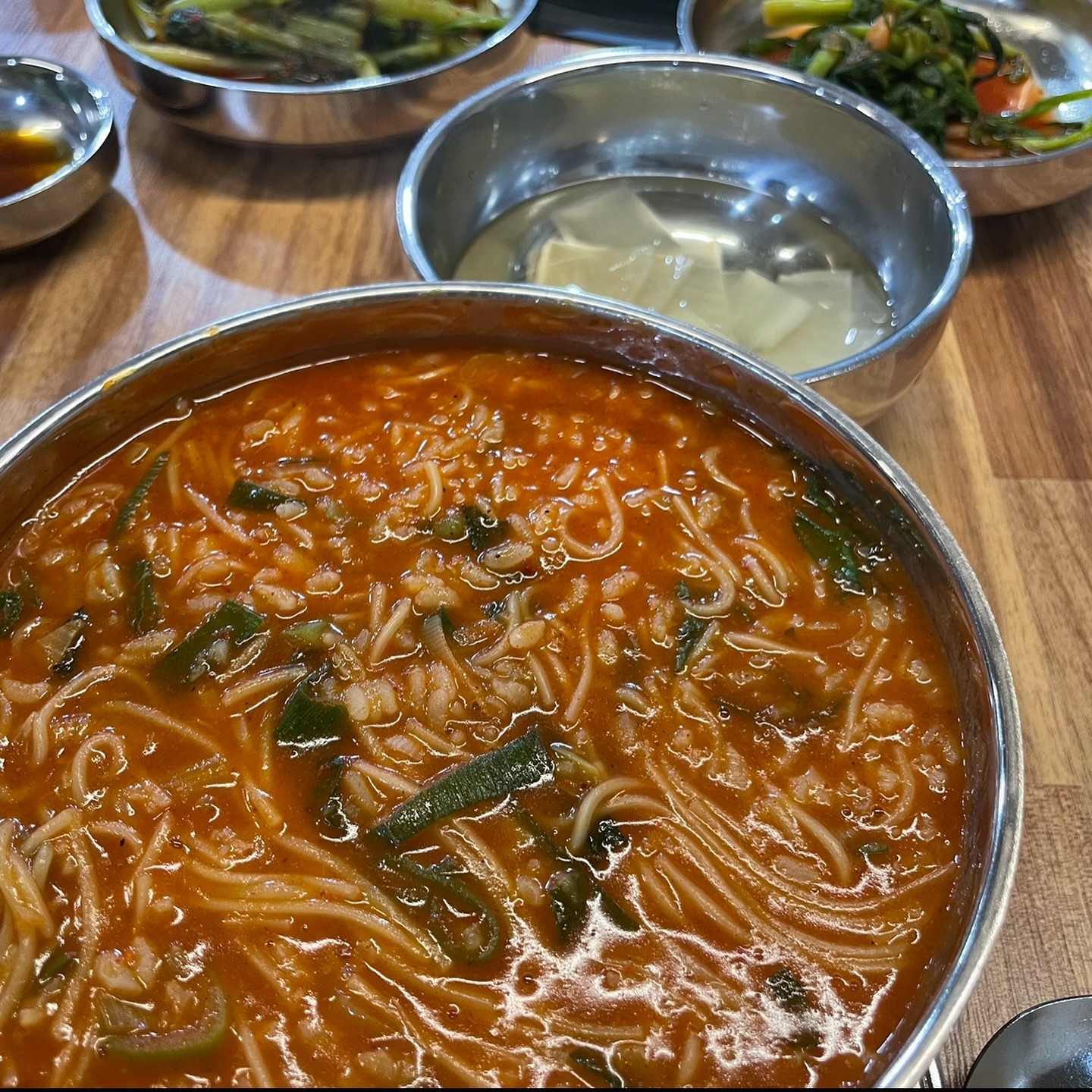 비오늘 날 먹었던 어죽과 미꾸라지튀김은 최고👍

쌀쌀할 때 먹으니까 이렇게 맛있을 수가..

어죽은 진짜 하나도 안비리고 매콤하니 너무 맛있어요
잡내도 없고 어죽 못먹는 사람도 무조건 먹을 수 있는 맛🤍

미꾸라지 튀김은 별미에오 꽤괜

빠가사리 매운탕에 수제비사리 추가해서 시켜먹었는데
이건 좀…

여기는 어죽, 새우매운탕이랑 장어구이가 맛있다고 하니
다음에 가면 그렇게 먹어보겠어요:)
.
.
[서산 / 풍전뚝집]

🐟 충남 서산시 인지면 풍전2길 67-30

🍴어죽 - 10,000원
🍴빠가사리 매운탕 소 - 40,000원
🍴수제비 - 2,000원
🍴미꾸라지튀김 - 20,000원

#서산 #서산맛집 #서산가볼만한곳 #풍전뚝집 #서산풍전뚝집 #어죽 #서산어죽 #어죽맛집 #미꾸라지 #미꾸라지튀김 #민물고기 #민물매운탕 #맛집추천 #먹팔