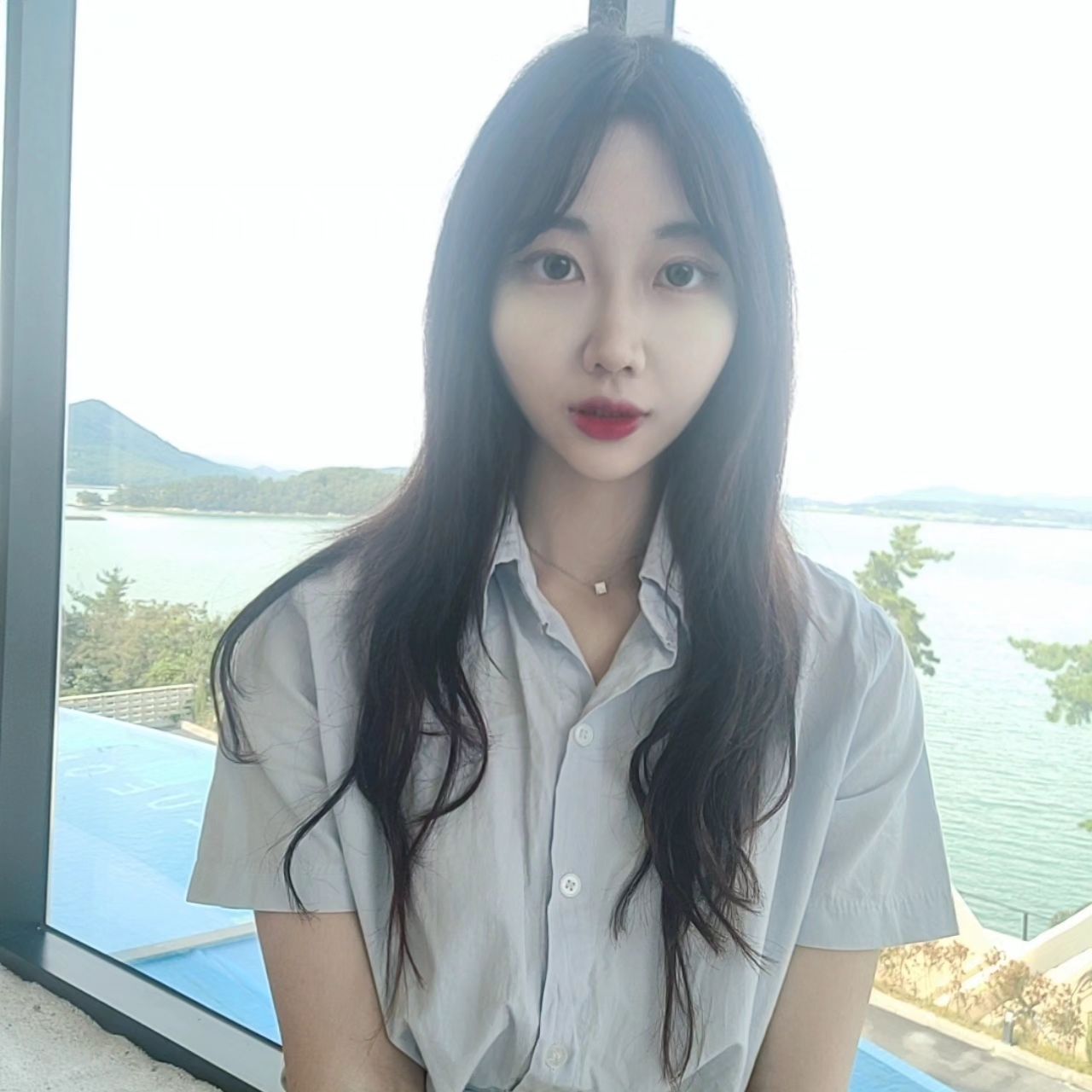 여수 블루온💎

#하트시그널4 촬영지기도 한 여수에 있는 통유리 카페 블루온!
들어가자마자 감탄이 나오는 멋진뷰 뿐만 아니라 카페 인테리어와 커피의 맛 그리고 준비된 디저트들까지 어느 하나 빠지는 곳이 없는 정말 멋있는 카페였다!

여수 여행갈 때 꼭 한번 가볼만한 여행지!