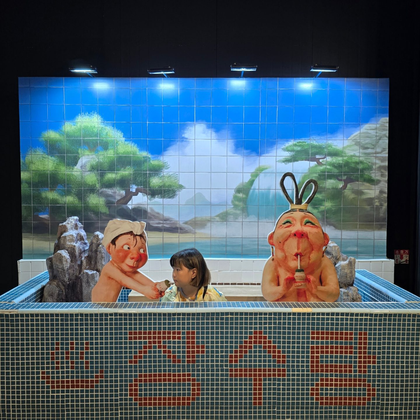 .
.
#아이와뮤지컬

구름빵으로 입문하고 알사탕 보고 반한 백희나작가님의
#장수탕선녀님 뮤지컬

special_ym_  좋은 기회에 자리도 로열석에👍🏻
거기다 요구르트 준비하라는 꿀🍯팁에
잊지 않고 사 갔더니 🤣🤣🤣

언제 준비했냐고 👏🏻
관종 끼있는 지유 너무도 좋아해서
내 만족감도 100000000% 🫶🏻

일찍가서 서울숲 산책하고  뮤지컬 끝나고
성수도 훑은기억이 ㅋㅋㅋㅋ

덕분에 한양구경도 잘한날👏🏻👏🏻👏🏻

#장수탕선녀님
#서울숲씨어터2관
#백희나작가님

선녀충격😲
배우님들 연기 좋구요
너무 신나🎵🎶🎵🎶🎶🎵
