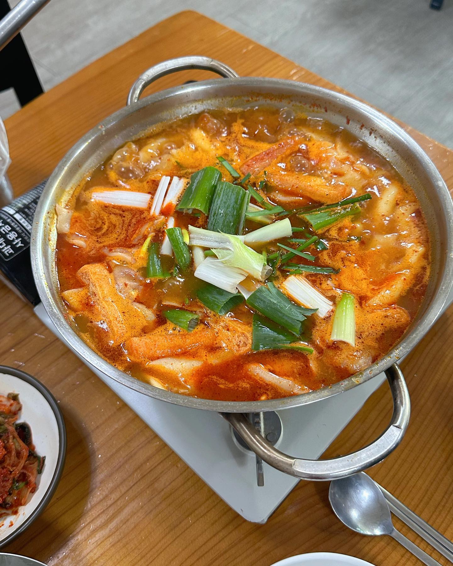 천안 목천읍에 위치한 닭한마리 칼국수 맛집 “닭삼백집” #협찬 
➿
천안 독립기념관 근처 닭한마리 칼국수 맛집🩷 
고박사냉면, 허당칼제비 가게와 같이 운영되고 넓은 주차장을 구비‼️
➿
⏰영업시간 10:30 ~ 21:00
라스트오더 20:30
➿
📍위치
충남 천안시 동남구 목천읍 충절로 989 1동 1층
➿
ꯁ자세한 사항은 프로필 링크로 확인해주세요ꯁ