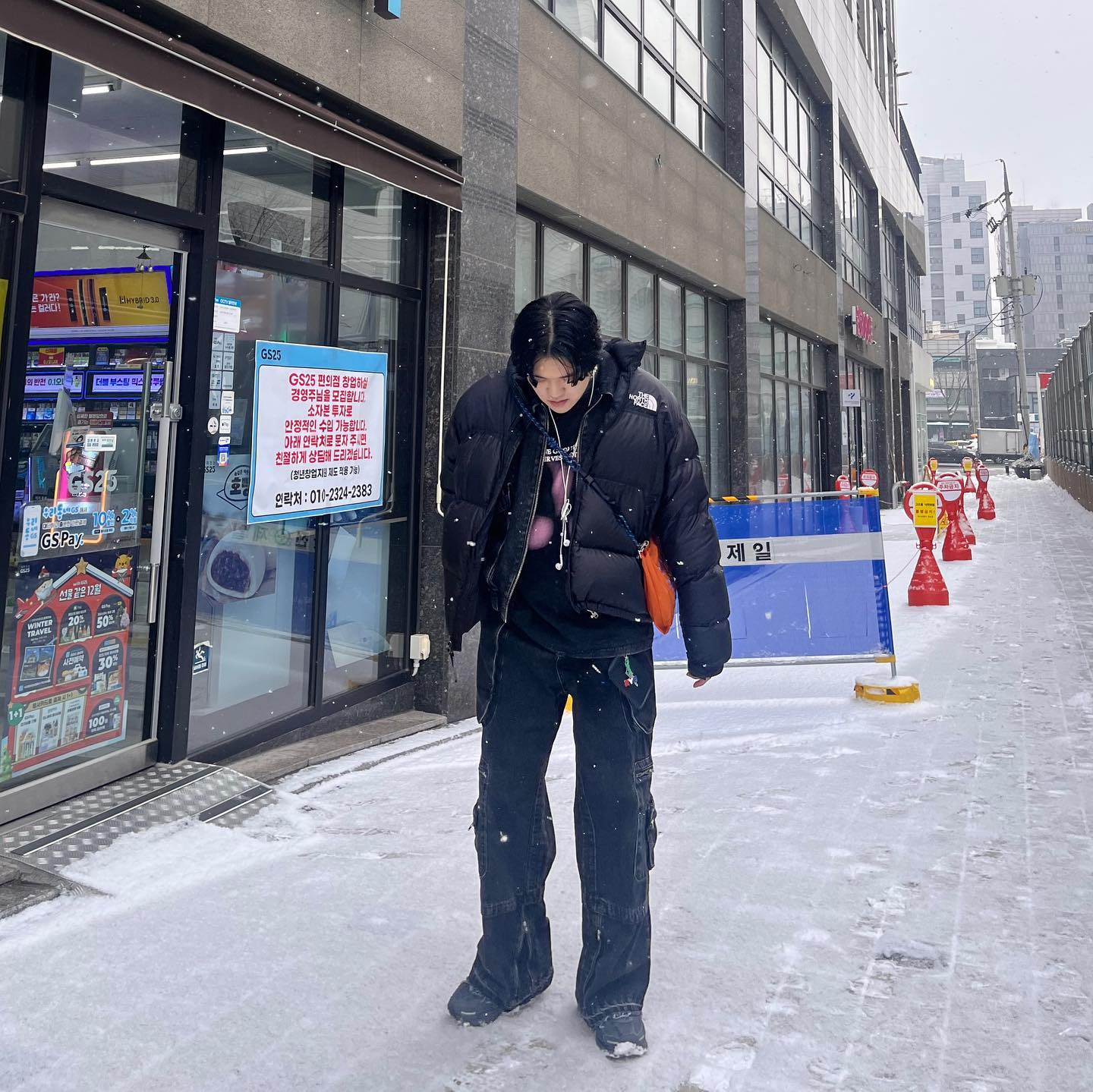 난 크리스마스에 출근해
⠀

⠀
⠀
⠀
—#첫줄 
#following #f4f #followforfollowback 
#likeforfollow #likeforlikes #selfie ⠀
#selca #ootd #daily #fashion 
#데일리 #소통 #좋아요반사 #좋반 
#셀카 #셀피 #얼스타그램 #셀스타그램
#패션계정맞팔 #데일리그램 #스투시
#맞팔 #나이키#조던1#덩크#크리스마스