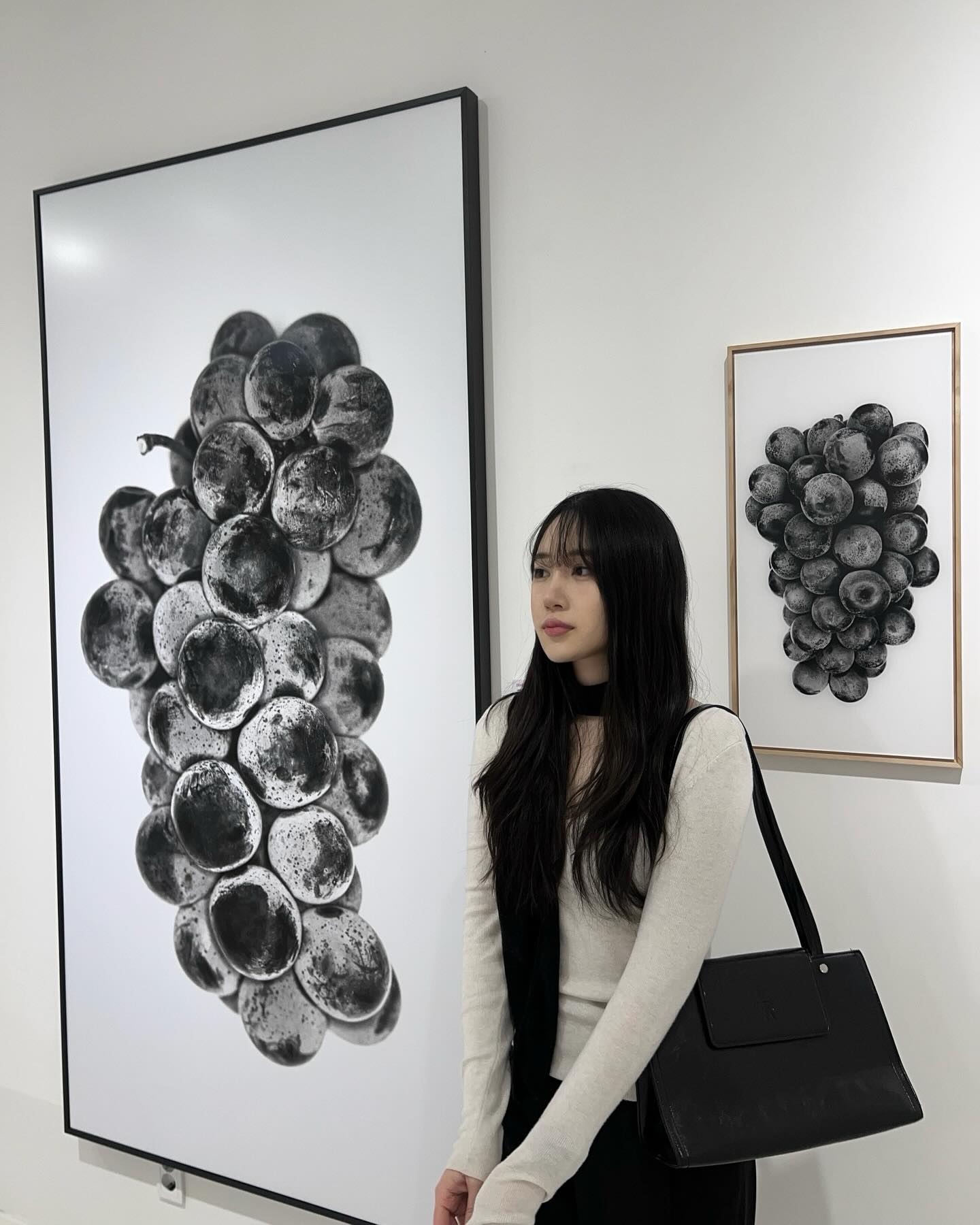 #협찬 #초청 1club.kr, bmmuseum_official
럭셔리 브랜드의 미디어 파트너 1%CLUB의 초청을 받아 하지원, 이태성, 황찬성, 윤송아 등 아트테이너들 및 루키 작가님들이 참여하는 <키치온더탭展> 전시에 다녀오게 되었습니다. 키치에서 장르까지 다양한 작품들을 감상할 수 있는 값진 경험이었습니다¨̮ 

♟ 전시 ‘키치온더탭展’ 정보
⋄ 장소 : 부띠크모나코뮤지엄 (서초구 서초대로 397 지하 1층, 강남역 9번 출구 앞)
⋄ 일정 : 23년 12월 15일 ~  24년 1월 31일
⋄ 운영 : 매일 10시 ~ 20시 (입장 마감 19시)
.
.
.
.
.
#키치온더탭 #부띠크모나코뮤지엄 #서울전시회 #전시회 #전시 #likeforlikes #likeforfollow #likelike #daily #selfie #selca #followforfollowback #instagood #ootd #일상 #소통 #데일리 #첫줄반사 #첫줄 #셀스타그램 #얼스타그램 #셀피 #좋아요 #좋아요반사 #좋아요테러 #좋아요그램 #오오티디 #데일리룩