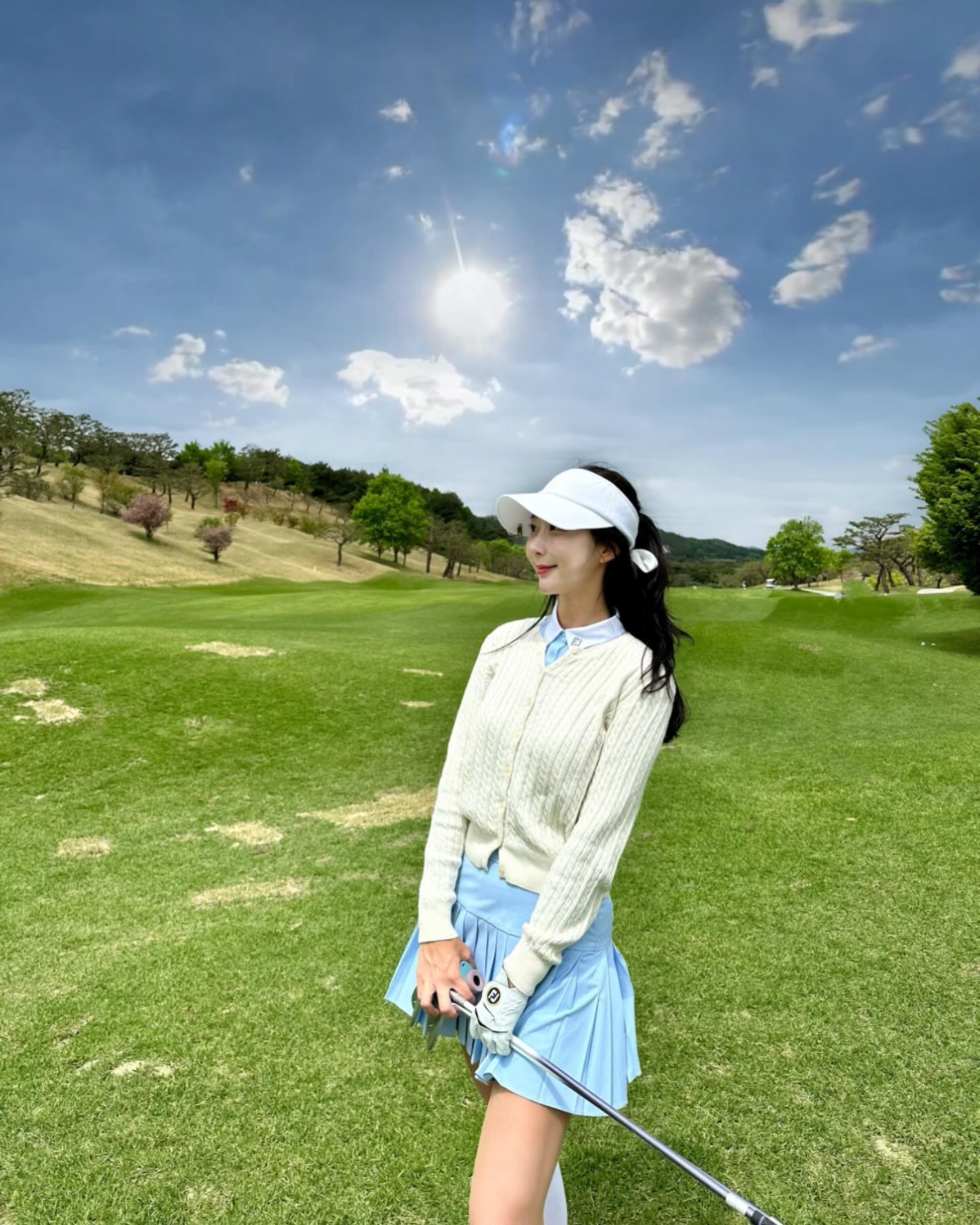 할일이 너무 많으면 뭐부터 해야할지 막막해서 멍때리다 엉뚱한 걸 하곤 하지. 뿌연 하늘이 싫어서 파란하늘 끼얹기 ☀️