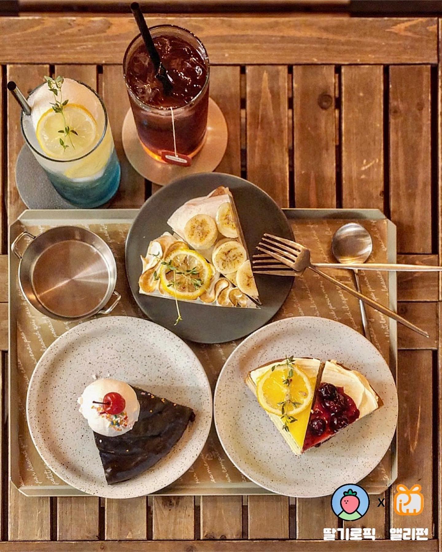 #광고 핫한 디저트 맛집을 편하게 즐길 수 있는 방법🧁 
#교보생명 과 #딸기로픽 에서 제공해준 성수동 핫플을 다녀왔어요!🍓

서울숲에 위치한 #리옹베이커리 는 
매일아침 사장님께서 직접 만드는 수제 케이크와 디저트가 
엄청 맛있는 집이라고해요 🍰

📝시그니처메뉴
달달하게 익은 바나나와 시나몬이 어우러진 바나나박스케익 🍌
꾸덕한 치즈와 달콤한 머랭이 들어간 레몬머렝치즈케익🍋
초코케익과, 라즈베리쨈이 듬뿍들어간 빅토리아케익 🍓

디저트 좋아하는 덕후들이라면 꼭 방문해보세요👍🏻

요즘같이 쌀쌀한날 웨이팅 없이 디저트를 즐기고싶다면
#딸기로픽 에서 배송비없이 바로 가져다 주신다고해요

#교보생명 의 사내벤처 기업인 딸기로픽🍓 
디저트 단체중개 서비스로 배송비없이 저렴하게 이용할 수 있어서
요즘같이 추워지는 날 줄서지않고
편하게 집에서 자주 이용하면 좋을 것 같아요🤍

📍상호 : 리옹베이커리 🥐
📍주소 : 서울 성동구 서울숲2길 14-8 1층
📍영업시간 : 수~일 12:00~21:30
📍메뉴 : 바나나박스(7.5) 빅토리아(6.8) 초코케익(7.5) 레몬케익(7.5)
레몬머랭치즈케익(7.5) 레드베리(5.5) 블루레몬에이드(7.8)

ddalgiro.company 

#성수동핫플 #성수동디저트 #리옹베이커리 #교보생명사내벤처 #앨리펀 
#디저트핫플은딸기로픽 #단체주문은딸기로픽 #서울디저트핫플 #맛집 
#디저트중개플랫폼 #단체주문중개플랫폼딸기로픽 #디저트맛집