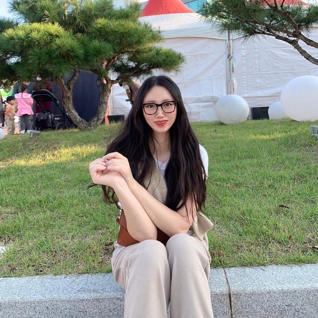 김채아 on Instagram: "#협찬 홀로리스 클래식라인 안경😎 ⠀ 안경을 착용하면 늘 흘려내려서, 안경을 계속 올리느라 신경이 쓰이는데요! ⠀ 렌즈미네서 운영하는 안경브랜드! 홀로리