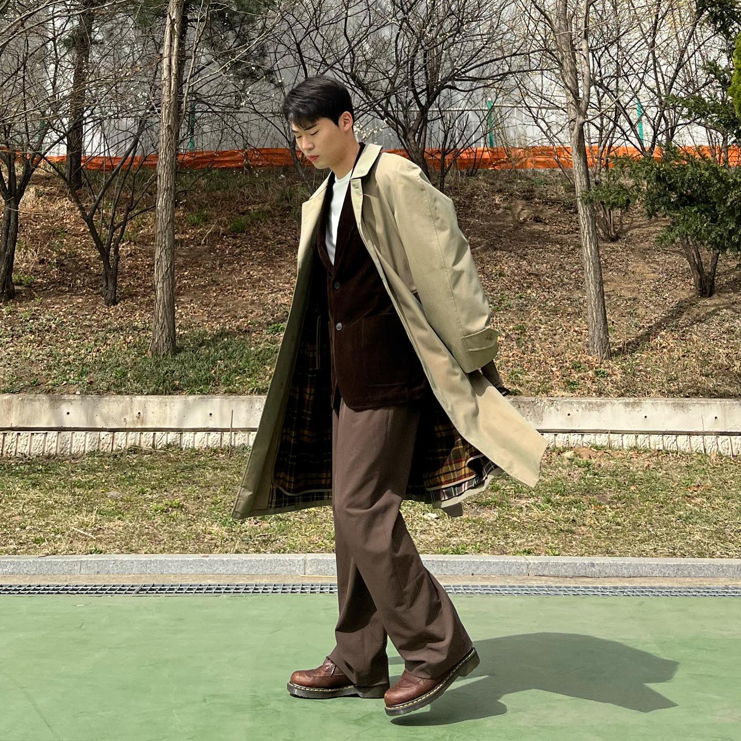 봄이 오다가 도망갔나봐요👋

쌀쌀한 날씨와 잘 어울리는 자켓 + 트렌치 코트 조합🌥️

🧥- dakskorea_menswear 
👕- uniqlokr 
👖- musinsa_standard 
👞- drmartenskr 

#트렌치코트코디 #트렌치코트추천 #봄코트 #남자트렌치코트 #브라운슬랙스 #비즈니스캐주얼 #비즈니스캐쥬얼 #직장인코디룩 #윙팁 #남자데일리룩