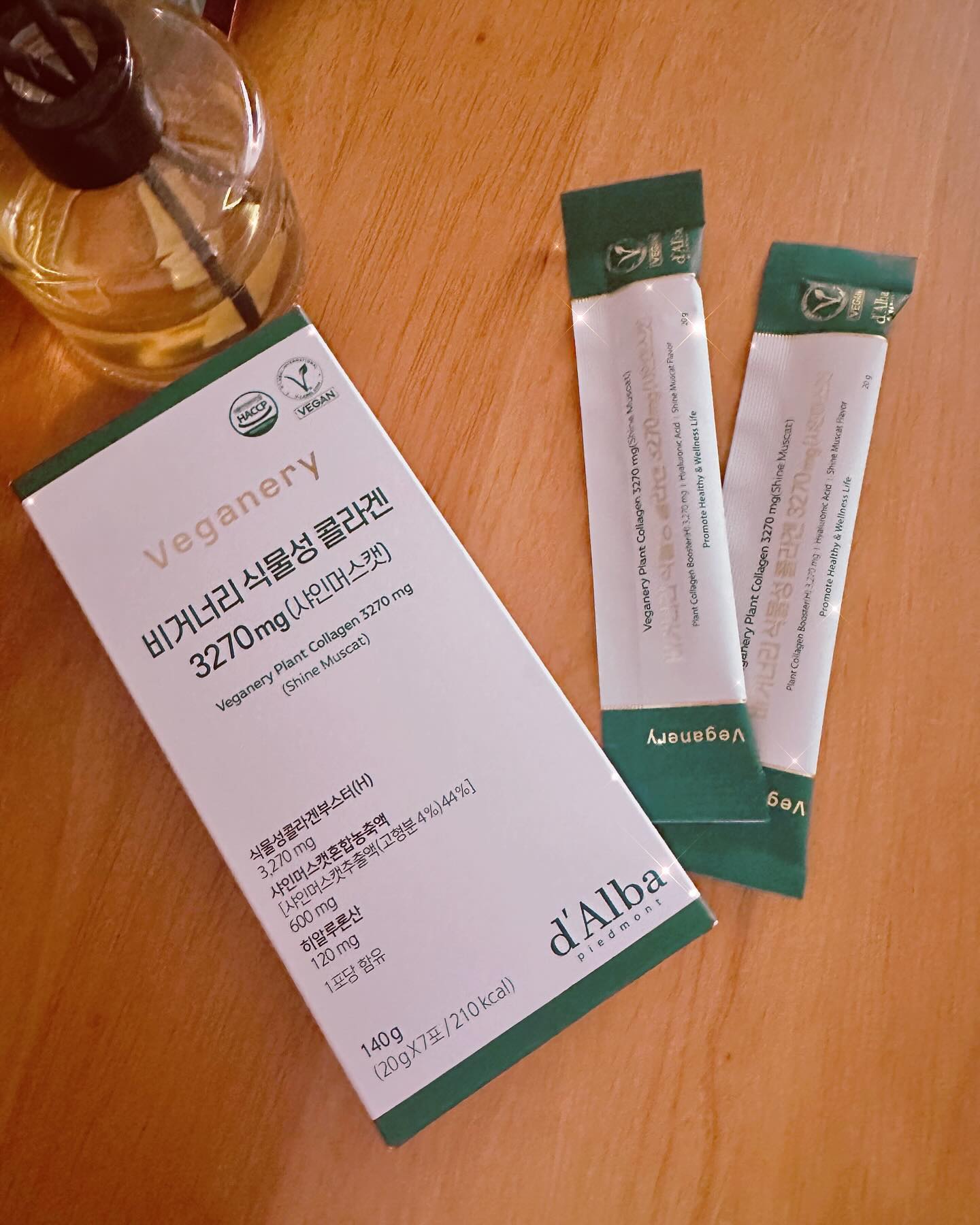 #광고 dalba_piedmont 
달바 - 비거너리 식물성 콜라겐3270mg (샤인머스캣)

비건.💛
채식주의자 중 비건까지 섭취가능한 콜라겐 부스터 젤리 드디어 먹어 보았어요!😛
하나둘 해가 바뀌면서 콜라겐 섭취의 필요성‼️🙆‍♀️
식물성 콜라겐 부스터 3270mg 함유되어 있는, 
500달톤 이하 초저분자로 흡수 빠른 콜라겐 부스터에요.
제가 좋아하는 샤인머스캣맛이라 간식처럼 섭취할수 있어요. 
하루에 1포로 간편하게 언제 어디서나👌🏻
시너지 효과를 위한 비타민 5종 (비타민B1, B12, C, D, E)과 피부 보습에 도움을 주는 히알루론산 1일 충족량 120mg 함유로 부족한 영양소까지 채울 수 있다고 하니 무적권 먹어야해‼️
탱글탱글 너무 맛있어 보이죠? 
🙋🏻‍♀️이제 간편하고 맛있게 피부관리 해보자구요.😋

💁🏼‍♀️320가지 잔류 농약 검사 통과 및 미세 플라스틱, 중금속, 방사능으로부터 안전한, 건강하고 깨끗한 비건 콜라겐 부스터‼️

#비거너리 #veganery #달바 #비거너리콜라겐부스터 #달바콜라겐부스터 #식물성콜라겐부스터 #비건콜라겐부스터 #콜라겐추천
#뷰티#뷰티스타그램#콜라겐#피부관리#스킨케어