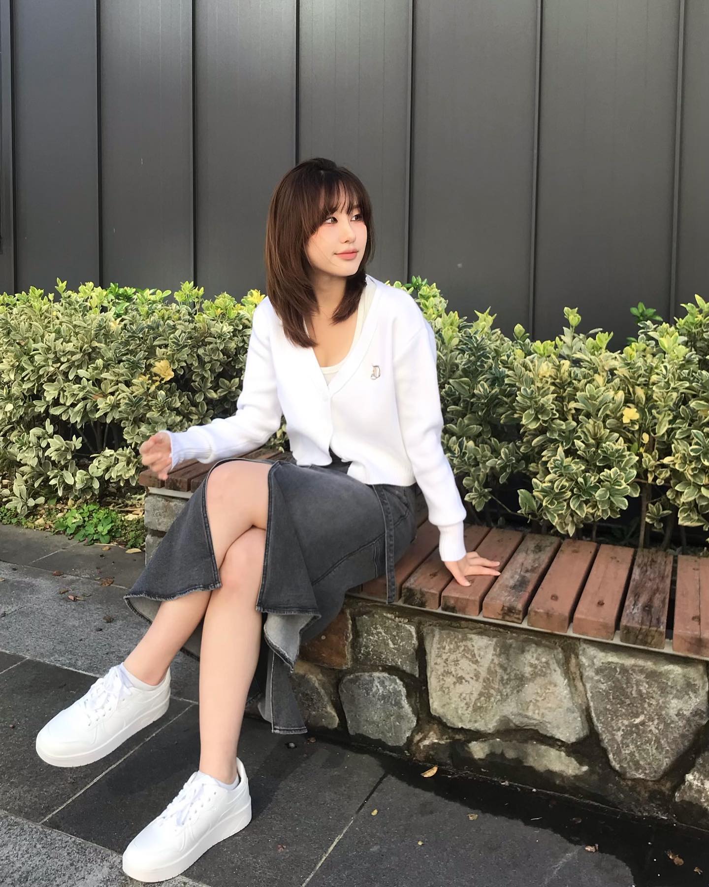 점점 겨울이 오는 듯 쌀쌀해지니 흰 눈같은 화이트로 포인트😚🤍
흰 운동화는 어느 옷에나 만능 코디 템이라 신발장에 꼭 있어야 하는 기본템 중에 하나인 것 같아요!! 
편안하고 합리적인 가격까지 혼자 다하는 신발이라 요거 참 괜찮더라구요?!

포즈간츠 공식몰 이벤트 진행 중이니 흰 운동화가 없으면 당장 구경 고고!!

poseganch 
#협찬 #포즈간츠 #포즈간츠매치 #신발추천 #흰운동화 #스니커즈