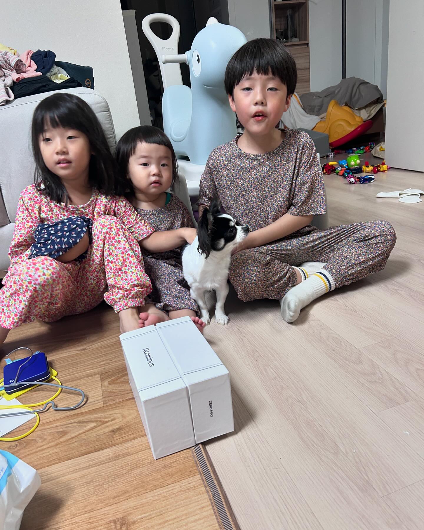 여름끝자락
간만에 비도 안오고 선선한것 같아서 
배터지게먹고 소화시킬겸 걸어오자 하고 호기롭게 나간날
비와서 뛰어가고,먹는동안 사진따위찍을시간 없음 ,다먹고 나오니 비는그쳤는데 몸에서 비가내리네? 넘 습한데..
노래방가고싶다해서 #코인노래방 가서 둘이 쉬지않고 부르시고 이제가자 하는데 #인생네컷  사진찍자고해서 사진까지 찍는데 #일주일체력다씀  가서 그냥자라하고싶지만 땀을 너무 흘려서 씻기는데 잠깸....자라고이제^^^
.
.
#여름밤은길다 
#아들들 #딸 #신남매 #육아 #일상