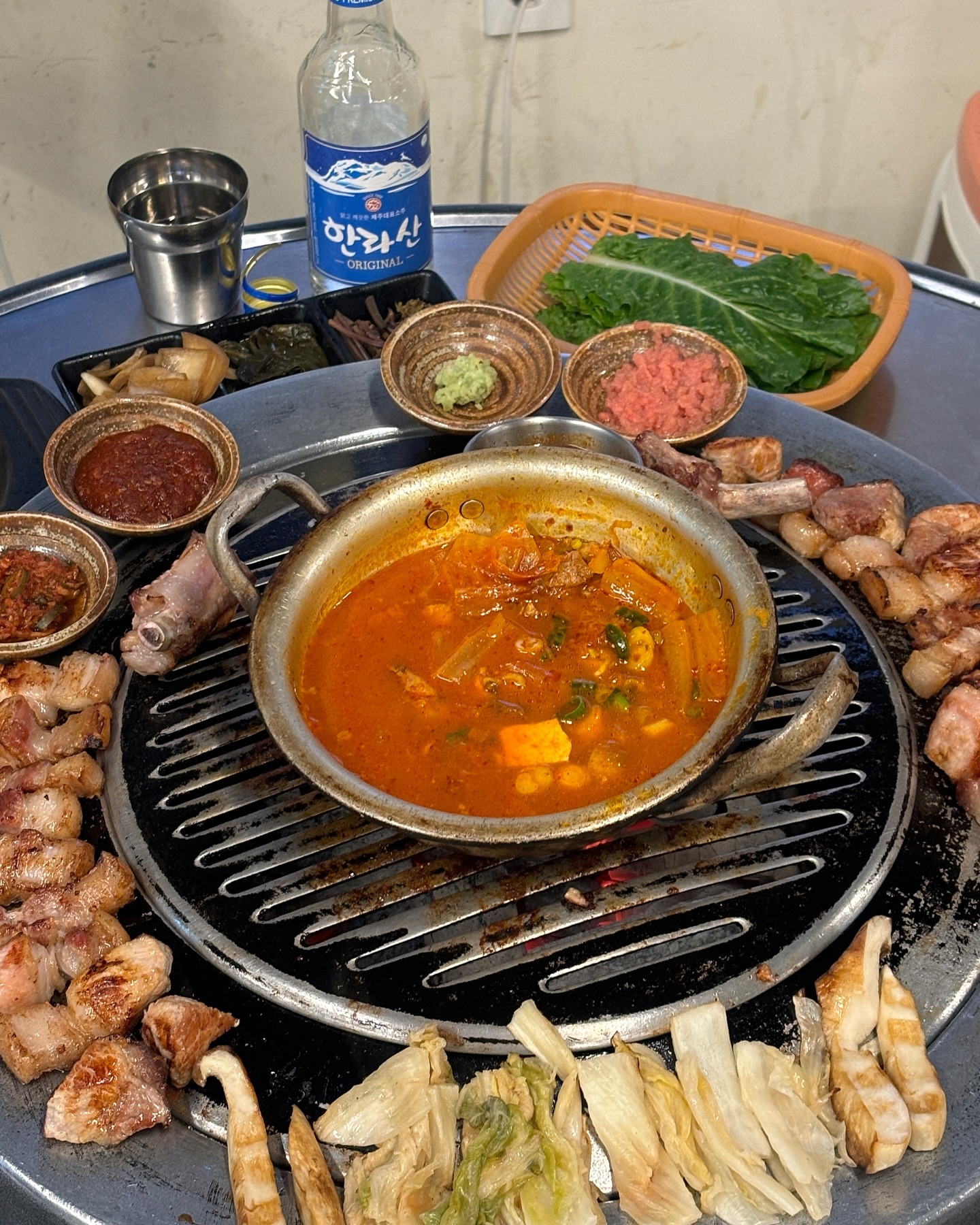 #협찬 

제주도에 가면 꼭 한번 먹어야하는 숙성고기 맛집
육도담은 저온숙성 및 드라이에이징 조합으로 숙성시킨 돼지고기로 직원분들이 정성스럽게 그릴링하며 구워줘서 꽉찬 육즙과 깊은 풍미를 느낄 수 있다 
기본 김치찌개 세팅에 5가지 양념장까지 주고
데려간 친구한테 칭찬 오백번 받았던 제주도 서귀포 찐 맛집 

📍 [육도담] 제주특별자치도 서귀포시 천지로 16 (서귀동, 친구수산) 

#육도담서귀포점 #서귀포육도담 #제주서귀포맛집 #서귀포시맛집 #올레시장맛집 #아랑조을거리맛집 #이중섭거리맛집 #서귀포삼겹살 #서귀포숙성돼지 #yukdodam #seogwipo