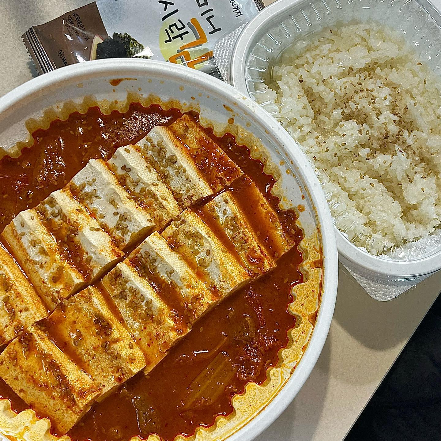 떡볶이만 잘하는 줄 알았는데 김치찜 맛집인 #달토끼의떡볶이흡입구역 

이름만 보고 떡볶이 집인줄 알았는데 김치찜, 카레도 파는 맛집!! 제가 한번 다녀와봤습니다 

달토끼 #김치찜 은 주문하면 김,밥과 함께 주시는데요! 주먹밥으로 만들어서 김치찜으로 먹어도 맛있더라구요 👍 

김치찜에는 두부, 고기도 푸짐하게 들어있어서 아주아주 맛있었어요! 딱 우리가 아는 맛있는 김치찜의 정석🤗 

적당히 매콤하고 달달서 끝없이 밥을 부르는 맛이었습니다!!🤩🤩 가끔 김치찜이 너무 땡기는데 해먹기 귀찮을때 너무 추천드립니다~~~

아!! 요기 카레도 맛있다구해용!! 카레 떡볶이 김치찜 다 가능하니 골라먹으면 되겠쥬?!!😋

#동춘동카레맛집 #연수동카레맛집 #동춘동김치찜배달맛집 #달토끼의떡볶이흡입구역 #떡볶이맛집 #김치찜 #김치찜추천 #인천김치찜 #인천카레맛집
