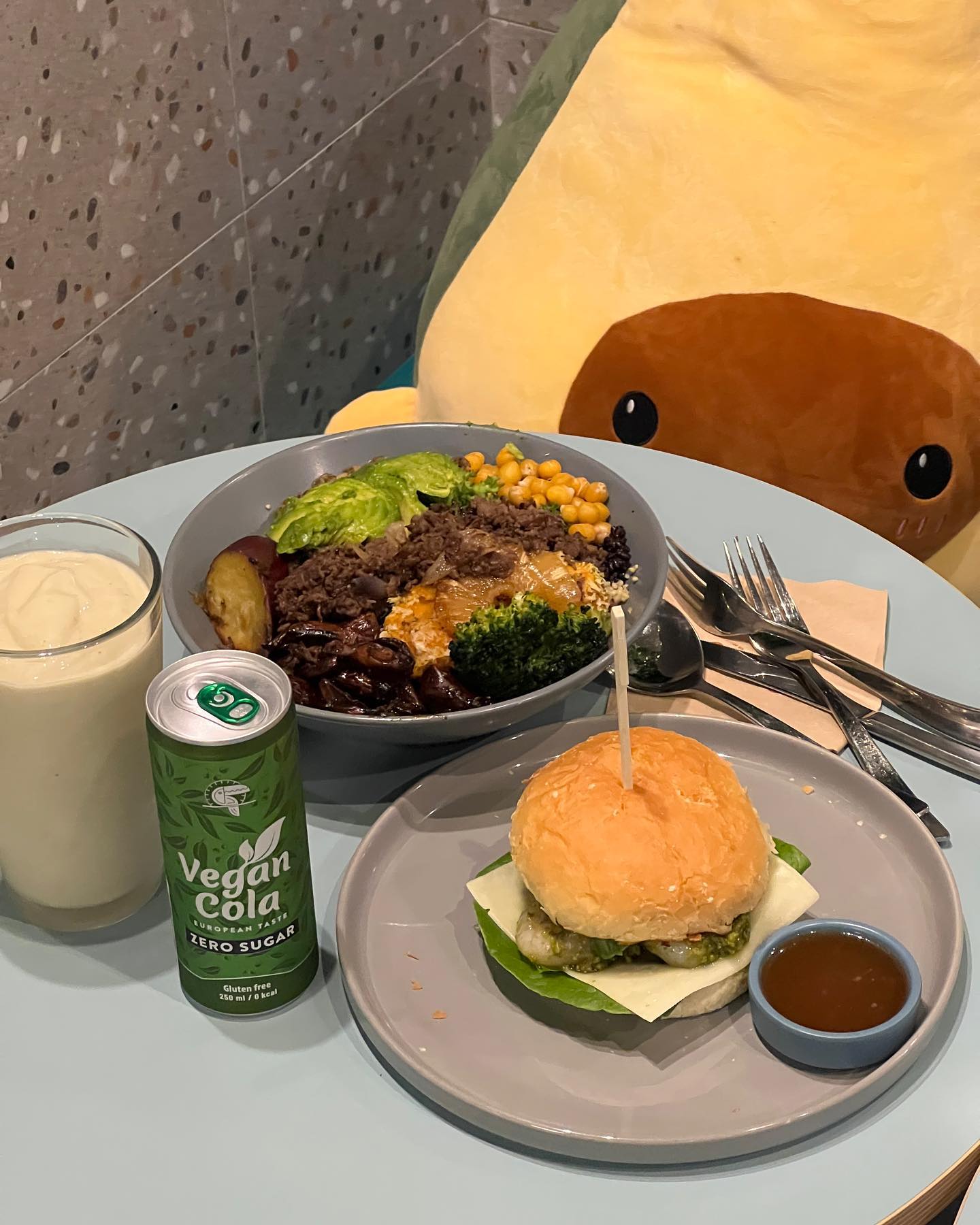 🥑🥑 
아보카도 듬뿍 들어가 더 맛있었던 포케랑 버거🥗💚🌿

#알라보여의도 #포케 #식단 #식단스타그램 #운동하는여자 #운동하는직장인 #다이어트외식메뉴