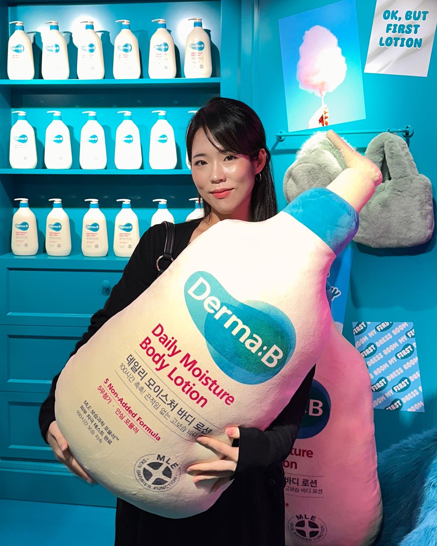 #초청 🫒👶🏻💄💚
올리브영 어워즈앤페스타에 초청받아서 다녀왔었는데요✨
완죤히 내 취향 컨셉이었던 더마비를 시작으로 브랜드별 지독한(?) 컨셉 + 신기한 게임이나 이벤트가 정말 다양해서 이건 마치 뷰티놀이동산🎢🎠🎡 구경하는 것만으로도 재밌고 좋았는데 제 몸만한 가방에 선물까지 잔뜩 받구,, oliveyoung_official 감사합니다💗

🏷️ DDP에서 열리는 국내 최대 규모의 뷰티&헬스 연말 대축제
코덕들은 내년에라도 무조건 가세요 코덕들 미치게하는 연례행사!!! (태그가 20개 밖에 안된다는 것이 아쉬울 뿐..ㅠ)