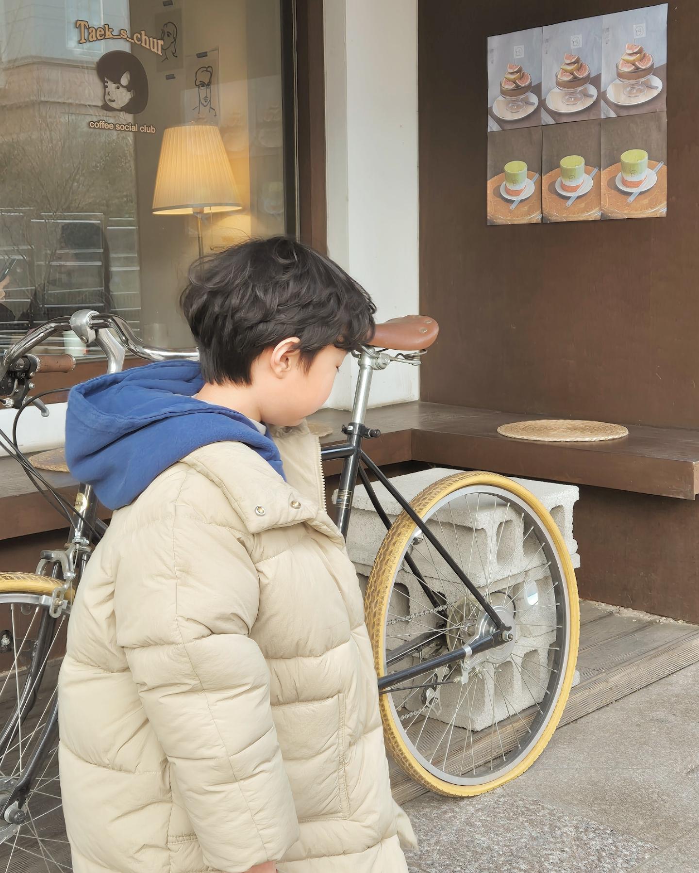 2월 14일

1. 내 사랑, 내 보물 🤍 
2. 내 허리만큼 자란 서진이의 눈높이
 수평을 잘 맞췄길래 엄마보다 잘 찍었다고 말하니 좋아함ㅋ.ㅋ
3, 4 로이스 🍫 
 부산에서 후니랑 사먹고 반했는데 이제 한국 매장이 없단다
 그래서 후니가 시켰는데 해외배송이라 산산조각나서 옴ㅋㅋㅋ
 조각이라도..세상 너무 맛있음 (자기 빼빼로 데이때도 이거 사줘)
5. 결혼 후 7년동안 한번도 빠지지 않고 선물해줘서 고마워
  이제 그만, 정 하고 싶거든 한 송이만 부탁해 🌷 
6. 🍝  배불뚝이 됨 🍕 
7, 8 전화 주문 후 픽업. 센스가 흘러넘치는 택스처는 사랑
9, 10 서진이가 바라보는 카메라 시선, 귀여운 셀카 📷 

#발렌타인데이 #행복한돼지의삶
#로이스 #라디플라워 #택스처커피 #뚜띠쿠치나