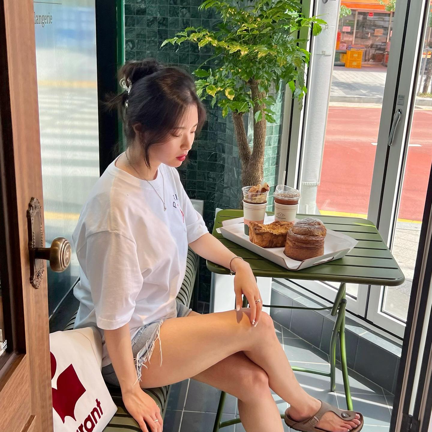 빵순이는 넘 행복해욤🍞
집근처 초량에 빵지순례 할 곳 생겼찌롱❣️
이벤트 덕분에 맛있는 커피랑 빵 한가득 먹을 수 있었어요⭐️
담에 빵 털러 갈게요🫶
.
adenboulangerie 
busan_eyega 
.
#아덴블랑제리 #아덴블랑제리초량
#초량빵집 #부산빵지순례 #초량카페 #부산역카페 #부산카페 #부산카페추천 #부산신상카페 #오늘어디가