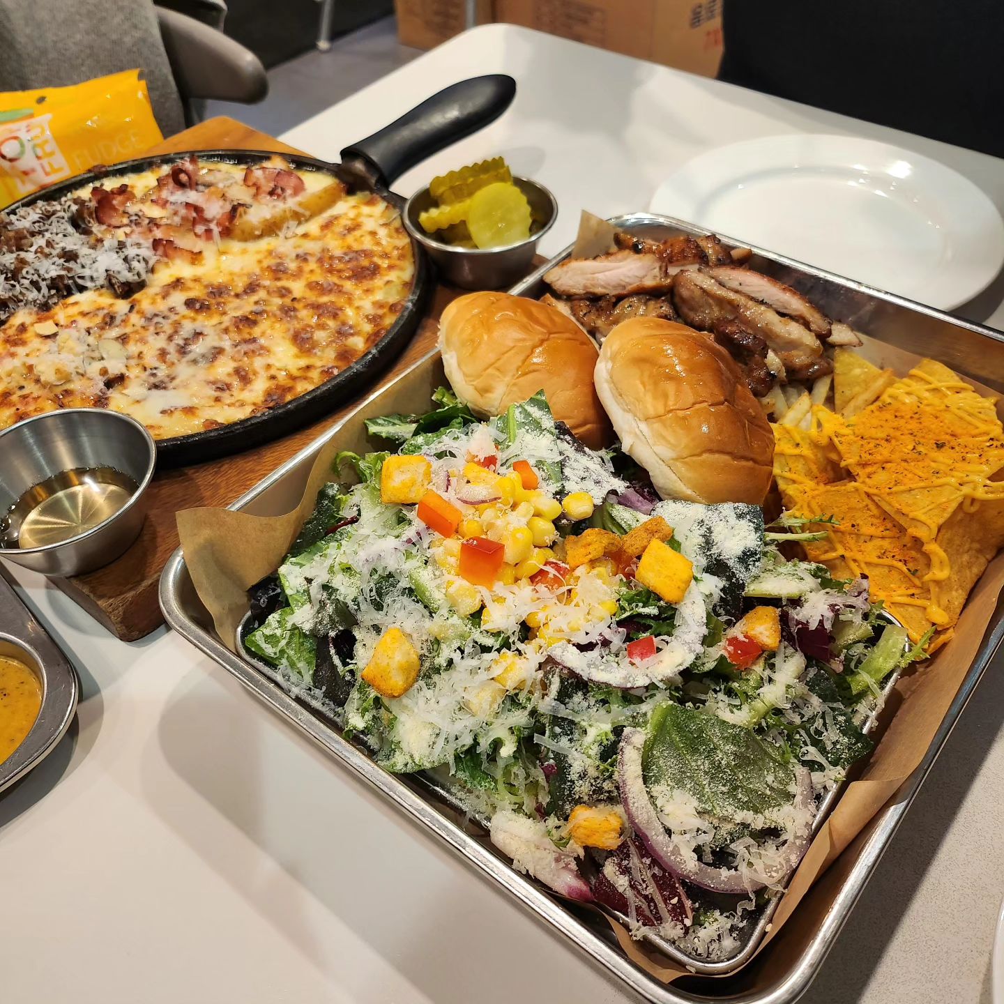 #너와나의송년회 
#미즈컨테이너 
.
오랜만에 먹으니 참 맛나다
.
수다 100떨고 힐링~~~♡
너를 만나면 늘 즐겁다
.
#신년회하자 
내년에 만나♡♡
.
#맛있다그램 #맛있다
#타임스퀘어맛집