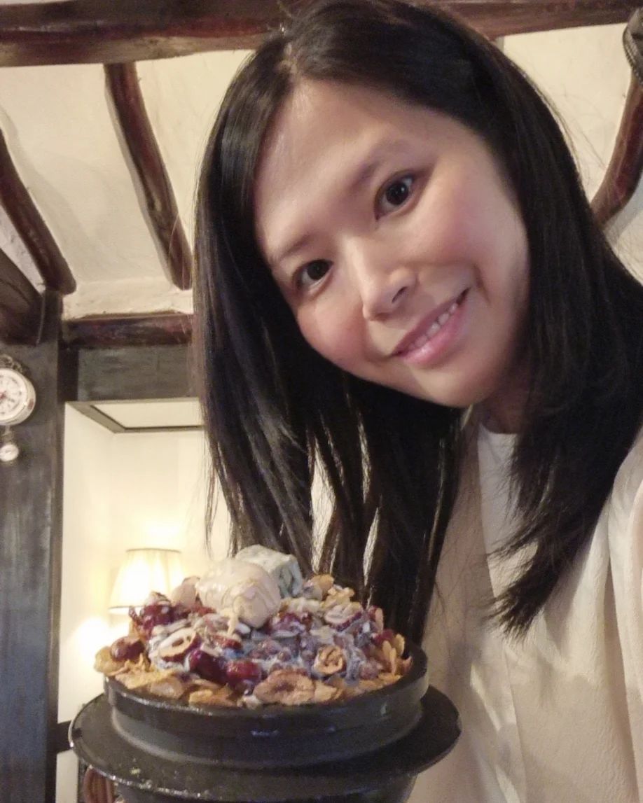 임당 통과하면 먹자고 약속 했던 카페홀리 뚝배기빙수💫 잊지않고 데려가줘서 고마워 😊

주차장이 없어서 ( 공영에 대고 와야함) 급하게 다른 곳을 갔는데 다른 곳도 꽤 근사해서 기부니가 좋았는데
와 역시 유명한데는 이유가 있었음🌝

여전히 간지러운 한포진과 소양증은 점입가경 + 잊을만 하면 서는 환도 때문에 기본 자체의 고갈되는 에너지 소모 속도가 빠르긴 하지만

아무리 생각해도 비비 태어나고 평일육아는
내가 전담마크 해야하는데 꾸역꾸역
1일 1행복을 찾아 떠납니다🤦‍♀️🧏‍♀️

남들 퇴근하는 시간 어스름쯤 도착해서
전세 내듯이 공간에 푹 빠져서 카페에서 즐김🫠
하루가 마치 선물 같자냐

너무 이르지도 너무 늦지도 않은 시간대에 놀아주는
동네긍정요정 증말 최고야👍
진짜 찐으로 잘해준 거 평생 할부로 갚을테야 ☺️💕
-
#26주차 #임산부일기  #어떻게든나가본다 #인천한옥카페 #카페홀리 #인천카페나들이
#만의골카페 #도장깨기