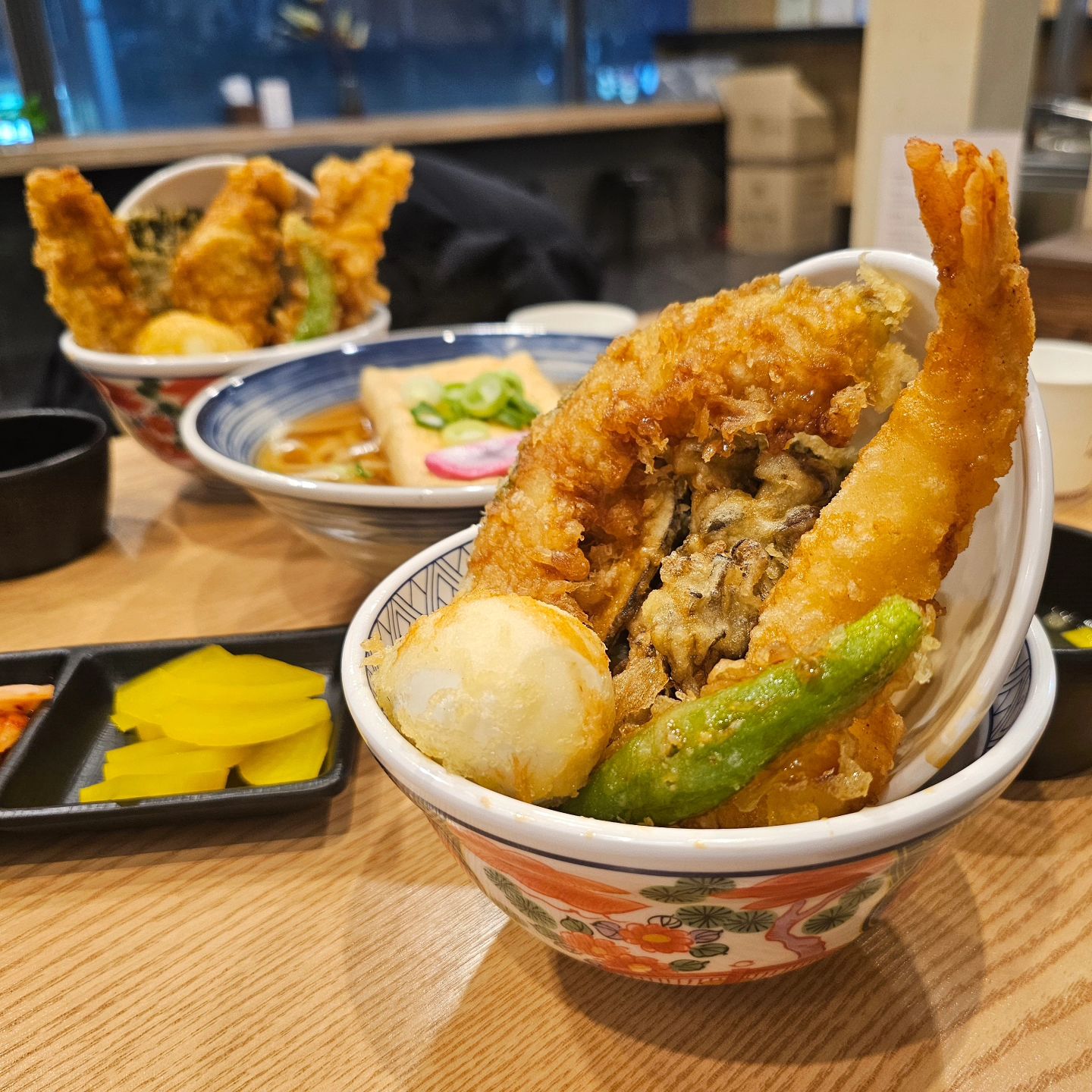 #협찬 ⭐️텐산⭐️

아니 여기에 텐동집이?!

인천 만수동 만수3지구 텐동 맛집 발견했어요
2층으로 올라가 보니 넓고 깨끗한 매장이 띠용~

텐동, 카츠, 소바, 우동, 덮밥 메뉴도 있고 세트
메뉴도 있어서 골고루 즐길 수 있는 곳인데요.

키오스크로 주문하면 되고 김치, 단무지, 물은 셀프!

맛있게 먹는 방법도 테이블 위에 안내되어 있고
재료도 신선, 푸짐하고 튀김이 바삭바삭하니 완전
제대로였다는~

수란 톡 터뜨린 다음 밥에 쓱쓱 비벼서 튀김이랑 같이
먹으니까 간도 아주 딱 맞네요.

저는 텐산텐동(새우,가지, 단호박, 꽈리꼬추, 수란, 버섯, 김) 그리고 히레텐동(돼지안심3, 수란, 김, 꽈리고추) 추가로 텐산 우동도 주문했어요.

마라소바도 먹어보고 싶었는데 다음에 가면 꼭 먹어볼
예정! 분명히 맛있을거 같아요

이제 텐동 먹으러 멀리 안 가도 되겠어요~

👍텐산
✔️주소 : 인천 남동구 장승남로 54 2층 201호
✔️영업 시간 : 매일 11:00 - 20:30 (라스트오더 20:10)
✔️전화번호 : 0507-1367-5787

#만수동텐동맛집 #만수동돈까스맛집 #만수동소바맛집 #만수동텐동 #만수동돈까스 #만수동소바 #만수동카츠 #hotplace #restaurant #동네맛집 #맛집 #맛집그램 #맛집스타그램 #맛집인정 #맛집추천 #맛집탐방 #맛집투어 #맛있다그램 #맛스타그램 #먹스타 #먹방스타그램 #리뷰노트