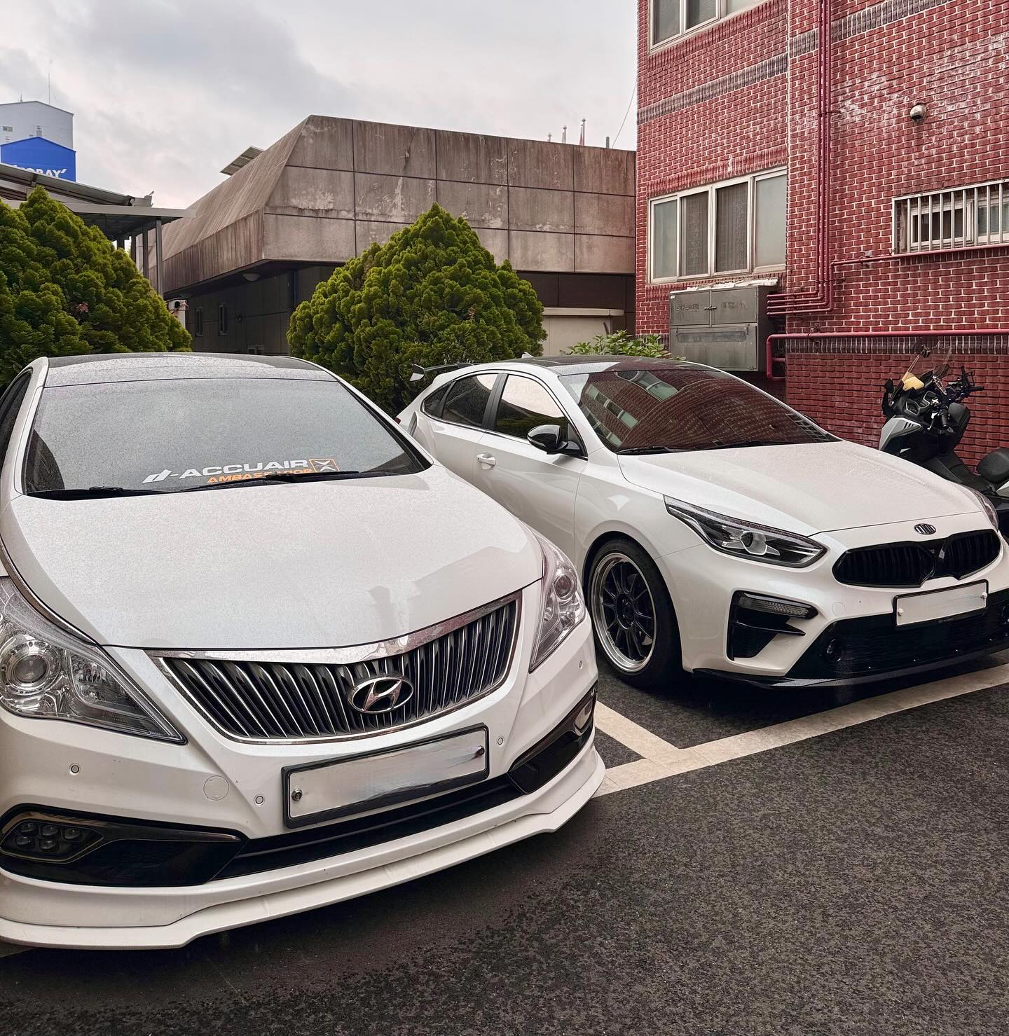 때지 뚠붕이랑 내차 봄붕이 🚘
키로수 할아버지랑 키로수 애기 😜

#그랜져hg #에어서스 #배기 #순정배기  #k3gt #차스타그램 #차쟁이 #붕붕이 #자동차사진 #자동차스타그램 #뚠붕이 #봄붕이 #기본카메라 #일상