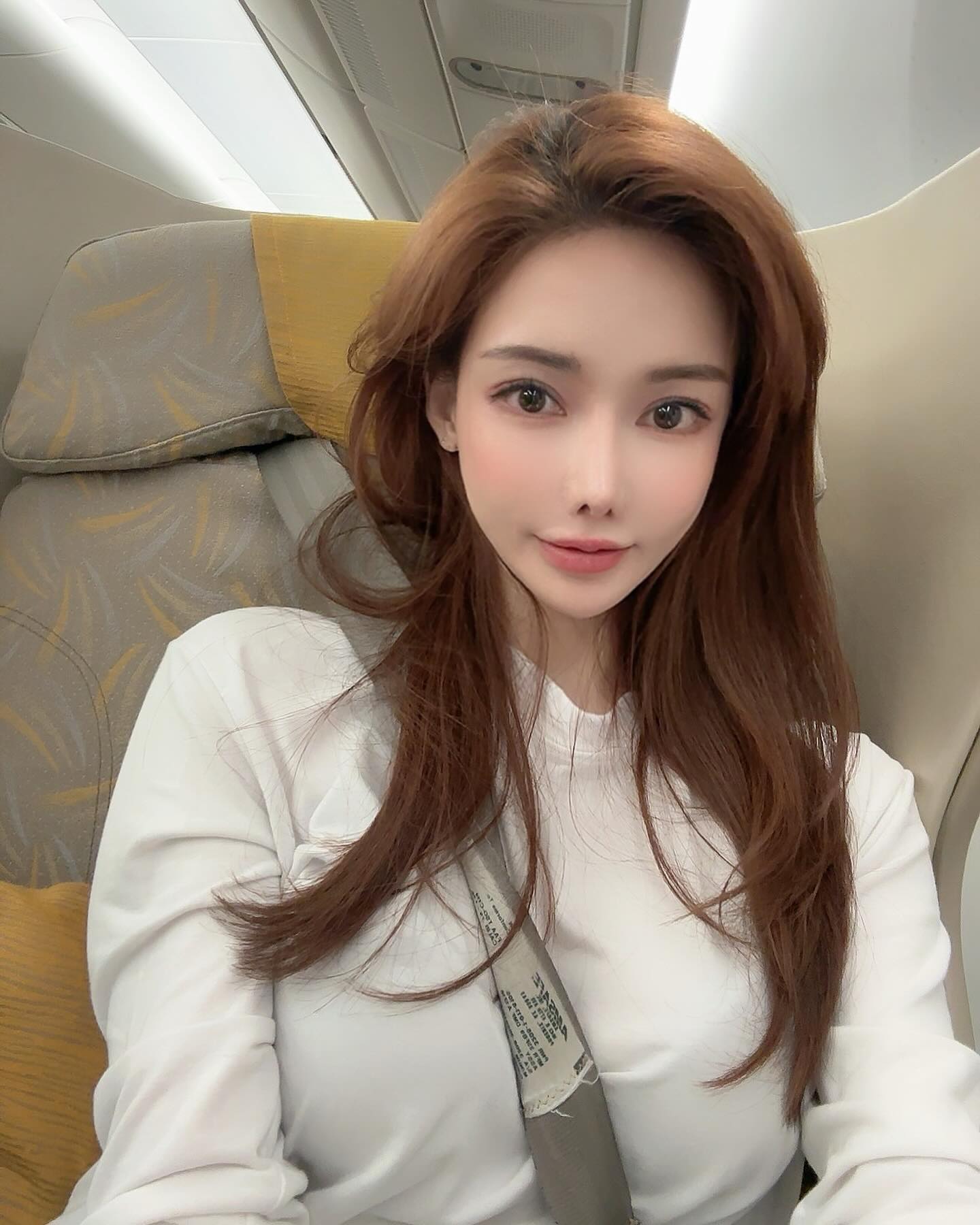 천근만근 😞
평소 하지정맥에 혈액순환이 잘 안되는 스타일인데, 
특히 요즘 비행기를 타고 나면 몇일은 자고 일어나도 회복이 
되지않고 온 몸이 더 무겁더라구요.

부쩍 부종도 심해지고, 하체 혈액순환이 잘 안되것같아
관리맛집 선에스테스파에서 하체관리 받아봤어요. 

관리 전 퉁퉁붓고 순환안되 핏줄이 다 보일정도로 창백했던 다리가 관리 후 순환되어 부종빠지고 핏줄도 사라진거 보니 
신기하지않나요? 

관리후 몸이 무척가벼워 진짜 놀랬다능 

기계관리와 수기관리로  뭉쳤던 다리근육 이완과, 
저하되어있던 혈액순환을 높여 수족 냉증/부종등을 동반한 
지친몸에 활력을 불어넣어주니, 다시한번 관리의 중요성을 느낌! 
관리하며 살아요 😉 

sunesthespa_

-
.
.
.

#선에스테스파 #선에스테스파서초본점 #경락 #신부관리 #얼굴경락 #웨딩케어 #서초피부관리 #반포피부관리 #반포에스테틱 #반포웨딩케어 #서초에스테틱 #피부관리샵