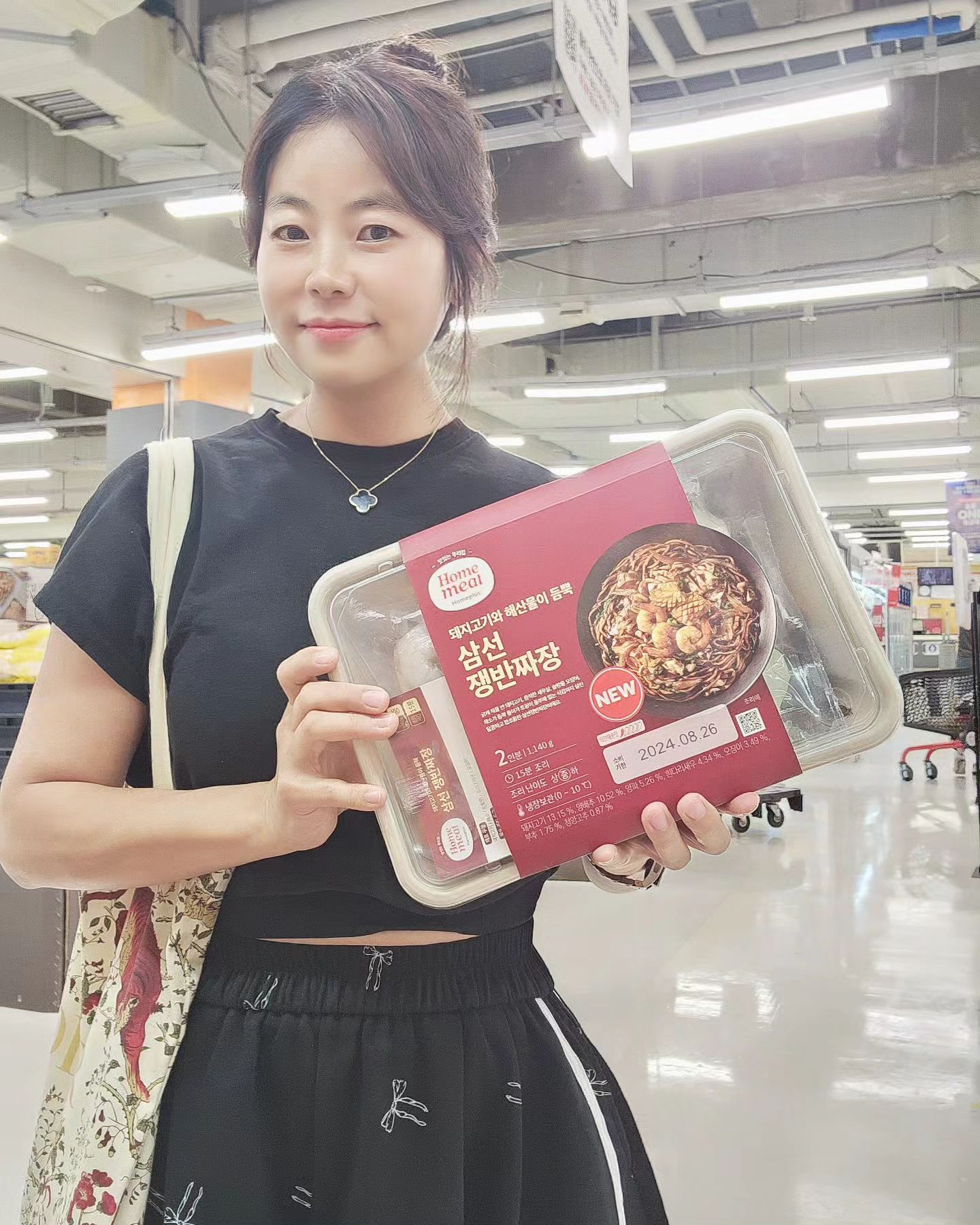 #광고

올 여름 마지막 슈퍼세일!!
8/22(목) ~ 8/28(수), 단, 7일간 진행되는
놓칠 수 없는 앵콜 홈플런 2주차 발 빠르게 보고 왔잖아요
1+1, 50% 멤버특가까지 수시로 장 보던 상품들이라 
카트 가득 담는데 왜 때문에 신나는 거냐구요ㅋㅋ

냉수마찰 기절꽃게 50% 할인 소식에 기대 잔뜩 하신 거 저만 그런 거 아니었나봐요
다들 기웃기웃 하시며 찾으시는데 저도 냉큼 득템각!
우리 아이들 배불리 먹일 고기, 과일, 채소에
홈플러스가 야심차게 출시한 홈밀 완전 사랑해요
특히 홈밀 삼선 쟁반짜장 퀄리티 무엇!!!
보이면 무조건 담으셔야 한다구요ㅎㅎ
아직 보내기에는 아쉬운 올 여름
주말 여행, 캠핑 계획 하시는 분들도 많으실텐데
홈플런에서 초저가로 장 보시는 분이 위너라는 거
잘 알고 계시죠?
그럼 지금 바로, 홈플런~~~~~~~

[득템하셔야 할 초저가! 홈플런딜 상품들]
➡️냉수마찰 기절꽃게 100g 50% 할인 990원 (7대카드 결제 시, 국내산)
➡️한돈 돼지고기 전품목 최대 50% 할인 (멤버특가, 브랜드 돈육 제외)
➡️한돈 일품포크 삼겹살/목심 100g 30% 할인 1,995원 (멤버특가, 국내산)
➡️신선농장 15Brix 샤인머스캣 1kg 1천원 할인 박스당 12,990원 (2박스 이상 구매시, 국내산)
➡️15Brix 유명산지 거봉포도 2~3송이 1천원 할인 박스당 14,990원 (2박스 이상 구매시, 국내산)
➡️12Brix 햇 유명산지 홍로사과 4~6입 9,990원 (국내산)
➡️미국산 소고기 구이류 4종 최대 40% 할인 (멤버특가)
➡️농협안심한우 전품목 최대 40% 할인 (멤버특가)

[추천! 앵콜 홈플런 세일 상품들]
➡️햇 유명산지 무화과 1kg 40% 할인 11,990원 (7대카드 결제시, 국내산)
➡️11Brix 햇 유명산지 배 4~6입 6천원 할인 13,990원 (7대카드 결제시, 국내산)
➡️미국산/호주청정우 냉동 LA식 꽃갈비 1.4kg 1만원 할인 55,900원/56,900원 (멤버특가)
➡️안심 한우를 사용한 서울식 소불고기 600g 40% 할인 14,990원 (멤버특가, 한우육수+당면 증정)
➡️휘라 노르웨이 생연어 전품목 30% 할인 (멤버특가)
➡️완도 전복 전품목 50% 할인 (회원에 한함, 국내산) 
➡️유부초밥 3종 1+1
➡️냉동카츠 6종 1+1
➡️치킨/너켓 7종 1+1
➡️해표 식용유 900ml 5종 1+1
➡️소스류 10여종 1+1 *8/22(목)~8/25(일)
➡️하리보 젤리 20여종 2+1
➡️비비고/종가 김치 6종 1+1
➡️백설 파스타소스 5종 1+1
➡️다담 양념류 전품목 1+1
➡️친환경 채소 3종 50% 할인 1,990원부터 (멤버특가, 국내산)
➡️햇 상주 두백 감자 2kg 50% 할인 3,980원 (멤버특가, 봉, 국내산)
➡️**신상품** 홈밀 삼선 쟁반짜장 1,140g 9,990원
 (홈밀클럽 쿠폰 적용 시 1천원 할인 8,990원!)
➡️홈밀 밀키트 20여종 각 9,990원
➡️홈밀 채선당 샤브샤브 845g 1천원 할인 11,990원 (홈밀클럽 쿠폰 적용 시)
➡️마이홈플러스 홈밀클럽 혜택! 홈밀 상품 5종 최대 2,000원 할인쿠폰 증정
➡️팽이버섯 4입 1,990원 (봉, 국내산)
➡️노르웨이 고등어필렛 700g 1+1 19,900원
➡️궁 우육포 오리지널/골든올리브 100g 40% 할인 각 8,940원 (멤버특가)
➡️영광 참굴비 20마리 50% 할인 20,000원 (회원에 한함, 국내산)
➡️통영 이력제 멸치 3종 180g 50% 할인 3,990원부터 (회원에 한함, 국내산)
➡️당당 두마리옛날통닭 4천원 할인 9,990원 *8/22(목)~8/25(일) (멤버특가)
➡️대짜 등심찹쌀탕수육 850g내외 3천원 할인 12,990원 (멤버특가)
➡️옥수수 수퍼 수윗 페스타! 초당옥수수 크림 크로와상 2,800원 (신상품) 
➡️초당옥수수 크림 크로핀(2입) 3,990원 (신상품)

#홈플러스 #홈플런 #앵콜홈플런
#홈플러스세일 #홈플러스슈퍼세일 #초저가 #홈플런딜 #홈플러스할인 #할인 #반값 #반값쇼핑 
#원플러스원 #마트 #마트할인 #장보기 #오픈런 #마트장보기 #특가세일 #홈플러스특가 #여름음식 
#휴가음식 #여름제철음식 #여름제철과일