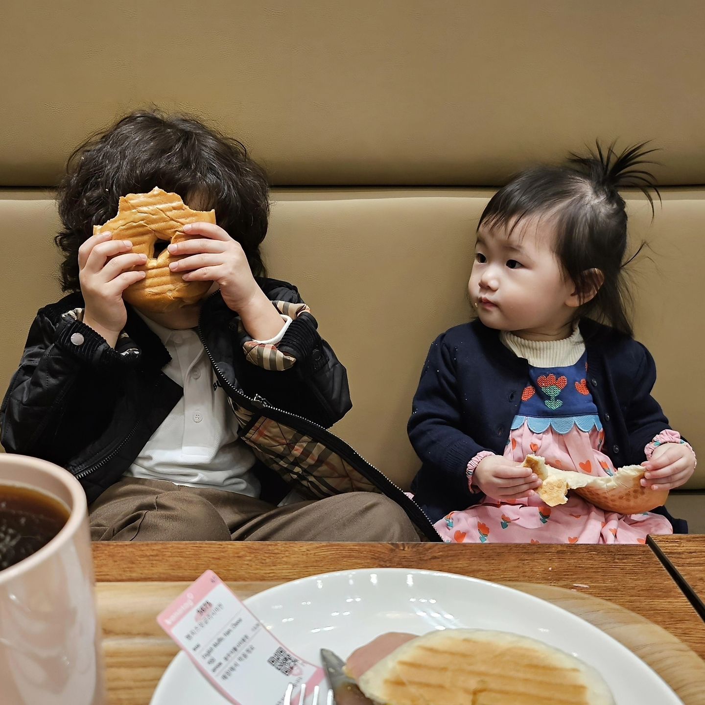 👦🏻👧🏻

24.02.13 

날이 넘 좋아서
봄옷 꺼내입고🌸

엄마랑 카페데이트🖤
이모야가 맛난 고기도 사주시고
뽑기도 완전 열심히 🤣🤣🤣🤣🤣
항상 감쟈합니다 jagam1210 

똘똘이 실사판 서유니❤️
헤어지기 전, 둘의대화. ....

👦🏻 우리 같이 살래?
👧🏻 좋아 (망설임도없음...)

요것들이 귀욥다 증말🤭

_______________________________________

#엄마랑데이트 #아기랑갈만한곳 #카페데이트
#스텔라맥카트니 #버버리키즈 #키즈모델 #아기모델
#남매모델 #남매맘 #육아소통 #육아일기 #육아맘 #육아
#장꾸 #장난꾸러기 #ootd #baby #kids #임산부 #예비맘