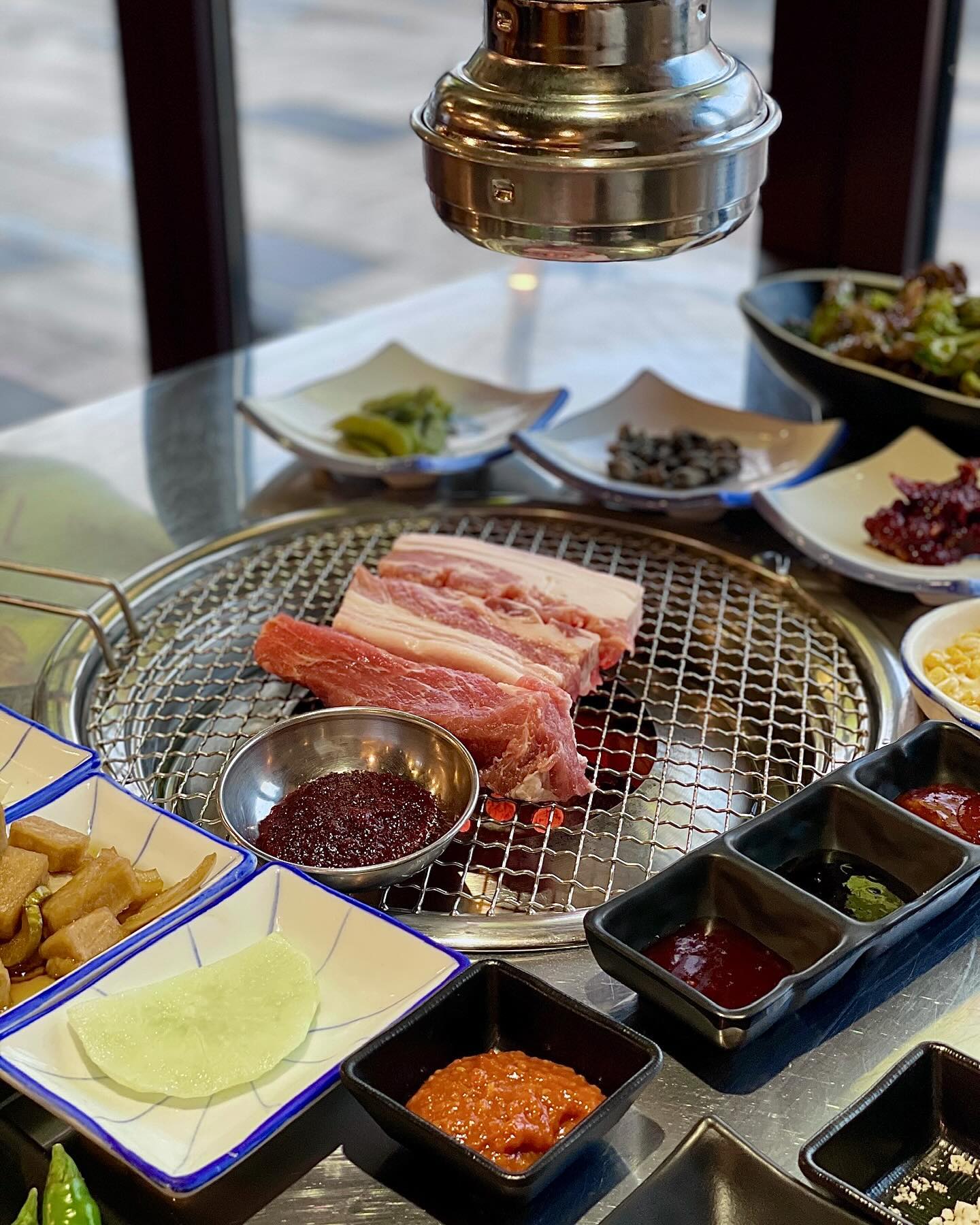 📍#연탄집
[경남 김해시 진영읍 김해대로407번길 25 1층 (진영읍 진영리)]

- 숙성삼겹살 1
- 숙성목살 2
- 닭갈비 소금 2
- 라면(계란+파)

숙성삼겹살 100g에 6000원?!
연탄으로 고기를 구워먹을 수 있는 연탄집
가게 들어가면 반갑게 맞아주시고 내부도 크고 테이블 간격도 넓어서 좋았어요!
첫주문은 5인분이상 가능하고 가격이 저렴해서 다양한 부위를 먹을 수 있다는 장점! 
연탄불에 구워먹는 색다른 맛에 감동!
단골손님분들께서도 많아 맛집 느낌이 솔솔 올라오더라구요
다음에 또 방문할게요!