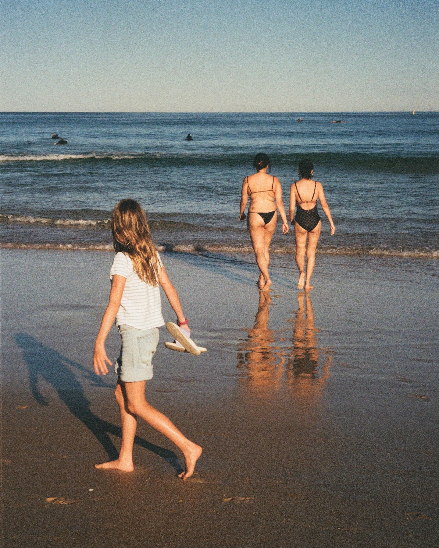Bondi beach, Sydney (2024)

요즘 날이 너무 더워서 바다를 틀어야겠어요🌊💨

호주를 다녀온지 거의 한 달이 다 되어가고 있어요
아직 올릴 사진은 많은데 계속 고민하다가
결국 올리지 못하고 잠들어버린 순간이 한가득이네요💤

다시 기운내서 제 필름 조각들을 꾸준히 올려보겠습니다!

내일부터 비소식으로 가득하니 안전운전 빗길 조심!🐱

—

The weather has been so hot lately that I need to turn on the ocean🌊💨

It‘s been almost a month since I got back from Australia. I still have so many photos to share, but I keep thinking too much which ones to post and end up falling asleep instead💤

I‘ll try to get my energy back and consistently share pieces of my film photos!

📍: Australia, Sydney
📸: Kenox Z145
🎞️: Kodak Gold 200
👩🏻‍💻: lvuuul