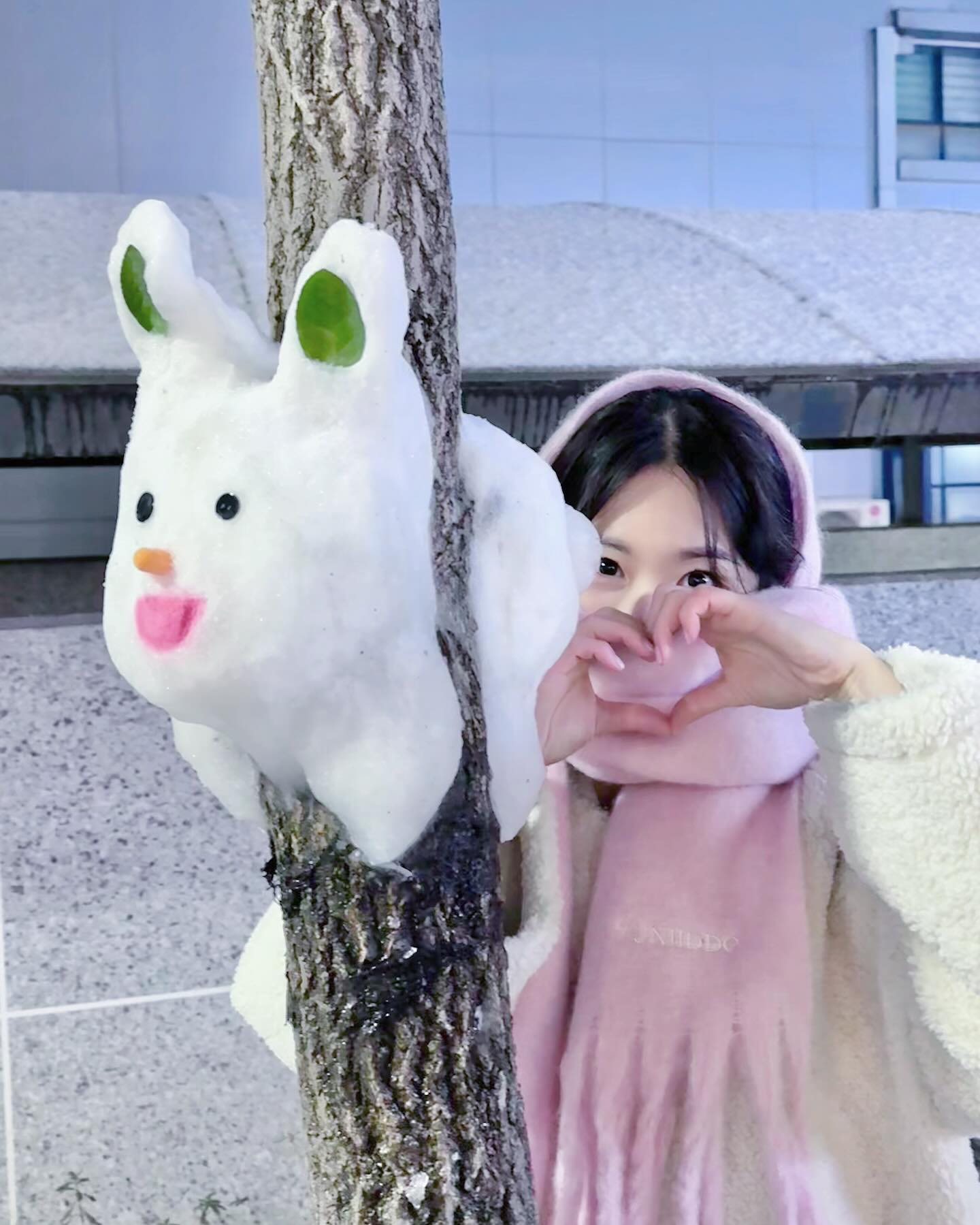 🐰토끼 : 야야 나 언제 내려줄거야🙂웃고있기힘들다 그만 찍고 내려줘 

너무 귀여워서 나무에 박아버렸당ㅋㅋ🐰
요즘 날씨가 안추워서 눈 언제오나 기다렸는데 드디어☃️
이불빨래 기다리는 김에 급조해서 만들었는데ㅋㅋㅋ 지나가는 사람들 다 사진찍구ㅎㅎ 아주 만족😌
24시셀프빨래방 #협찬 감사합니다

긔여운 궁댕이가 킬포랍니당🩷윤토끼 어떤가여