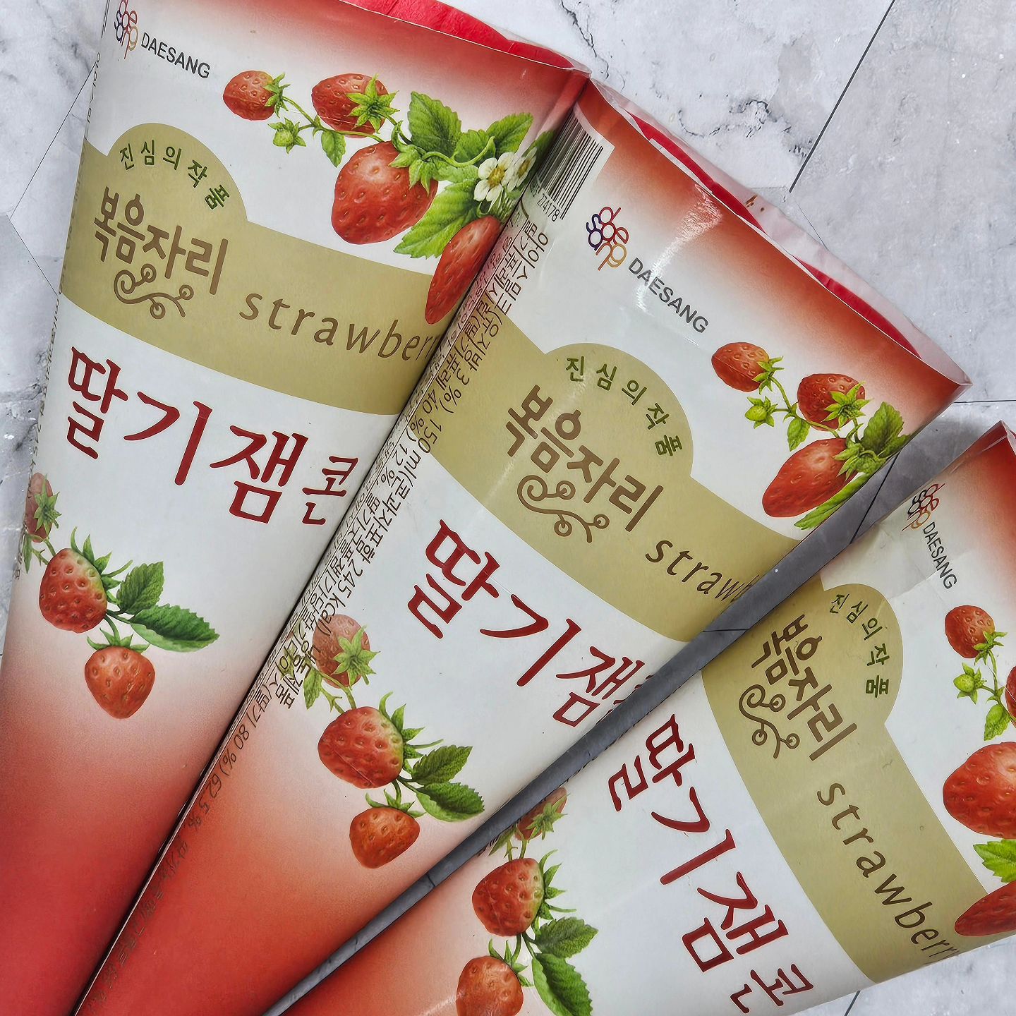 #협찬

이번에 복음자리에서 
초코콘에 이어
딸기콘이 나왔다구욧!!!!!
제스트코 딸기쨈콘!!!
딸기쨈이 살아있어서 
다른 딸기아이스크림과는 다른 턱별함!!
온가족 맛있게 먹어서 계속 생각남
이정도믄 약 탄거임^_^😏
세상 취저입니다 강츄쓰~!!!!

zestco_korea 

#제스트코#제스트코아이스크림#복음자리
#복음자리딸기쨈콘#복음자리딸기쨈
#복음자리딸기아이스크림#신상#신상품
#딸기아이스크림#아이스크림#신제품
#아이스크림신상#딸기쨈