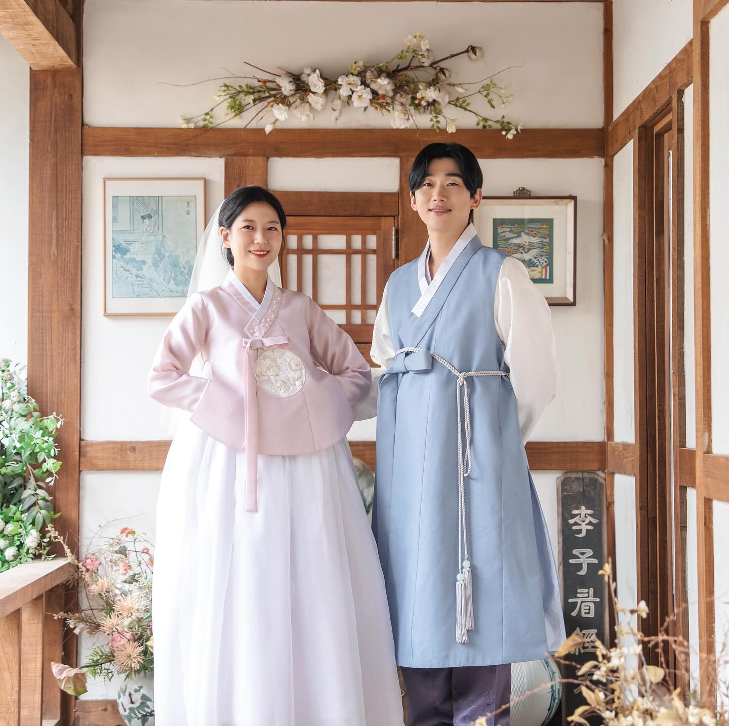 🙈 2023.11.04 D-1

이전에는 몰랐지만 막상 저희 소식을 전하려다 보니
조심스러운 마음에 고민하고 고민하다가 이렇게
결혼식 하루 전에 소식을 전합니다.

한 분 한 분 직접 찾아뵈어 인사드리는 게 마땅하나
오랜만에 드리는 소식이 혹여나 부담이 될까 망설여지고 조심스러운 마음에
선뜻 연락을 드리지 못한 분들도 많습니다.

저의 소심한 생각에 모든 분들에게 청첩장을 전달드리지는 못하였으나,
넓은 마음으로 양해해 주시고 늦은 소식에라도 축하해 주신다면 소중한 마음만으로도 너무 감사하겠습니다.

바쁘신 와중에도 참석해 주신다는 분들과
혹시 참석이 어려워 먼 곳에서 축하해 주시는 소중한 분들,
모든 분들께 진심으로 감사드립니다.

저희 행복하게 잘 살겠습니다 :)

#결혼합니다❤️ #결혼식 #happyday #D-1 #결혼 #디데이 #유부녀라니