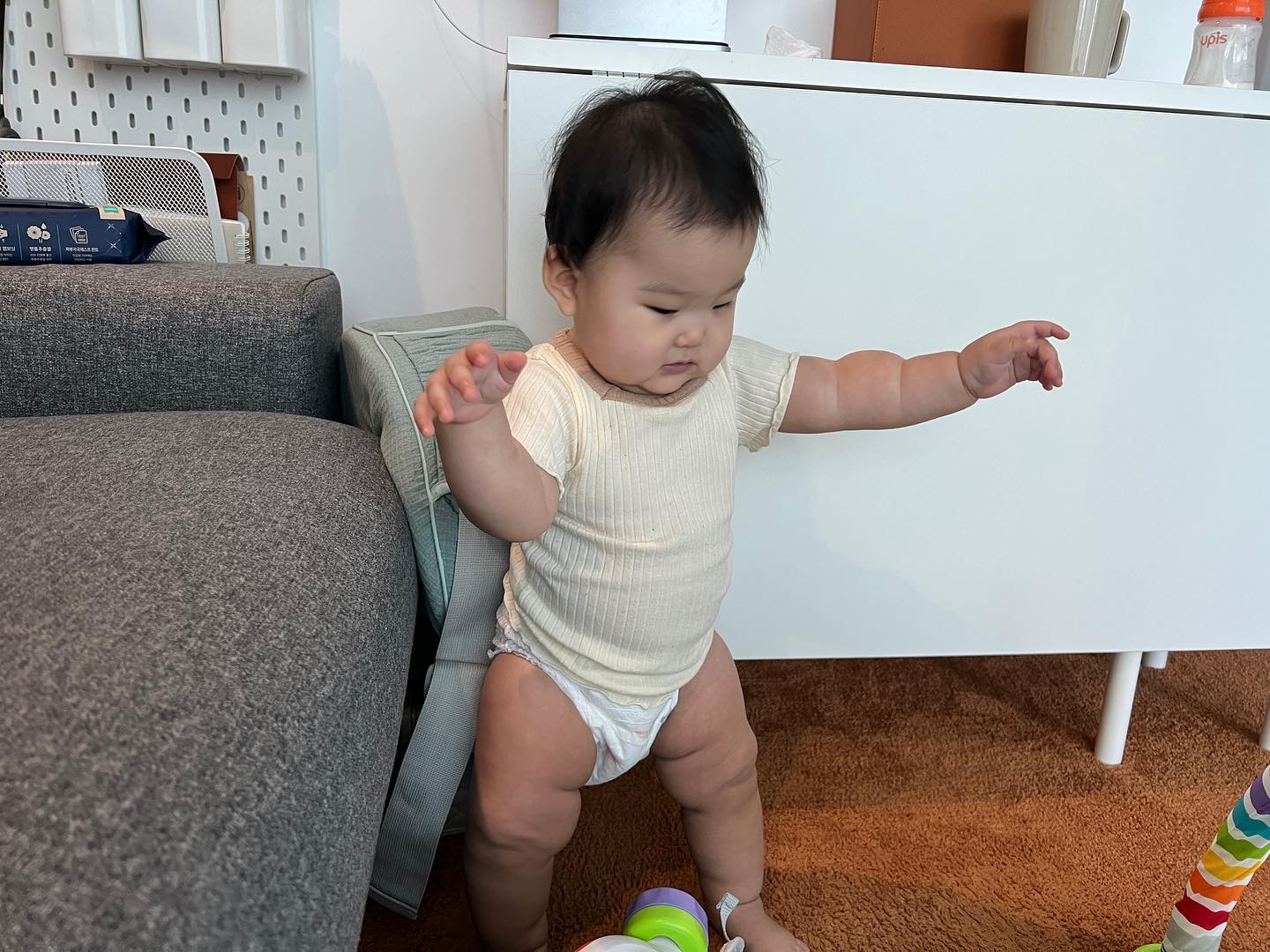 #오늘아님

계속해서
벽,소파,엄마다리,장난감 등
짚고 일어날건 다 짚고 일어서더니
혼자 일어서는 묘기를 보이고
5초동안 일어서다
풀썩 주저앉는 시아

이제 커플신발을 사야지😆

#대근육발달 #혼자일어서기 #이제 #걷는연습 #커플신발 #귀엽겠다 #❤️ #baby #호랑이띠 #호랑이맘#초보맘 #딸맘 #도치맘 #육아소통 #일상기록 #육아스타그램
