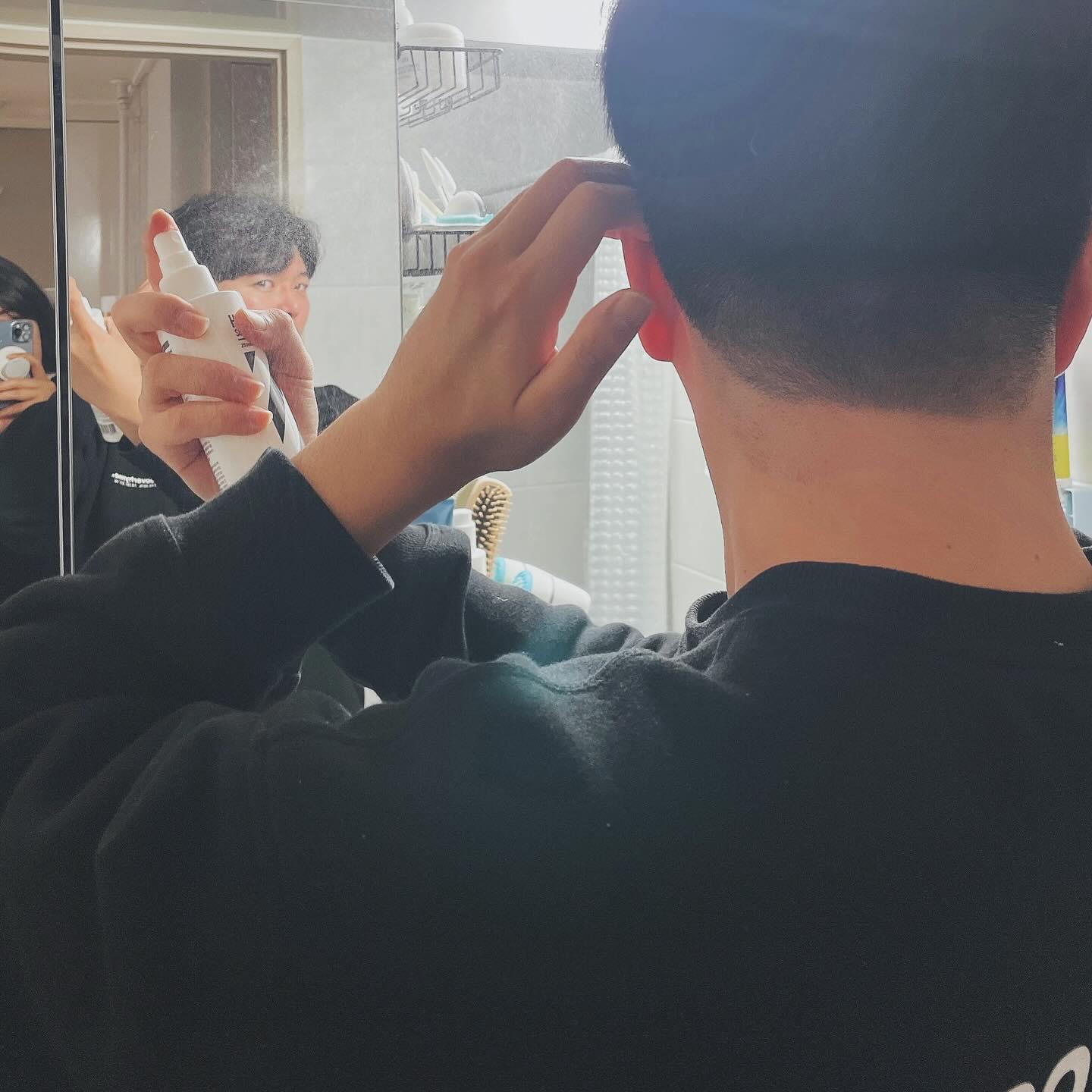 ⠀
[업체로부터 제공받은 제품입니다]
⠀
스프레이 정착템 발견!
스프레이 유목민인 남자친구가 반한 향의 #스웨거스프레이 🤍
평소에 스프레이로 헤어 스타일링을 하는 남자친구는
여러 종류의 스프레이들을 써봤는데 스웨거스프레이는 여러번 뿌려도
딱딱하게 굳지 않고 엄청 부드럽게 고정이 되어 좋다더라구요
워터 미스트 같은 느낌이라 제가 뿌려도 부담없이 뿌릴 수 있었고
고운 미세 입자의 안개분사방식이라 떡지거나 뭉칠 걱정이 없어서
여러번 뿌려서 고정되기 전까진 계속 헤어 수정을 할 수 있었어요

그리고 무엇보다 향이 너무 은은하고 싱그러운게 제일 좋아욤💗
#올영세일 #대용량헤어스프레이 #스웨거스프레이 #올리브영