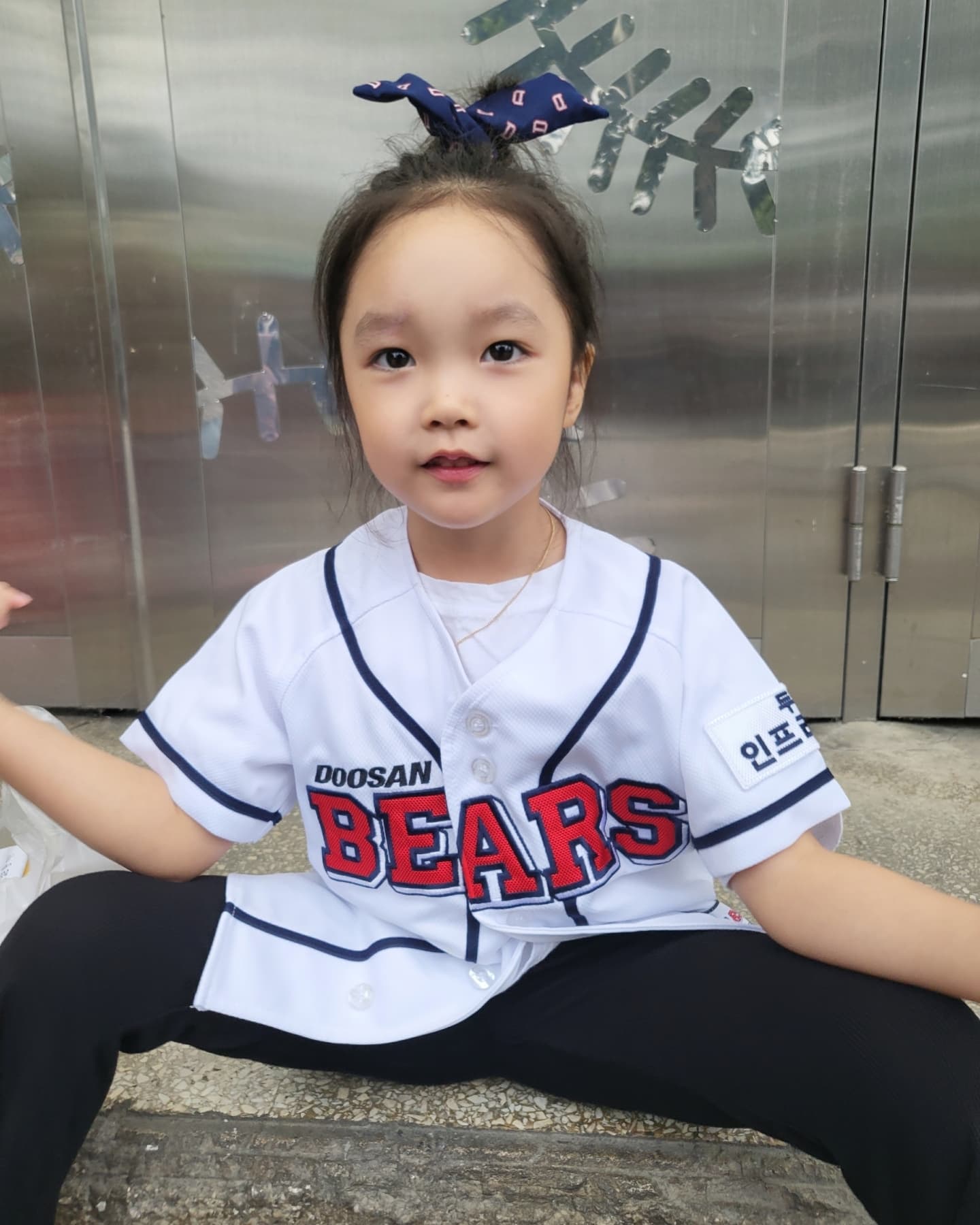 ⠀
그동안 예매만 했다하면 우취되어서
다니가 넘 아쉬워했었는데🥹
아빠가 일찍 퇴근한김에 급예매해서 드디어 야구장 고고!!⚾️
이제 진득하게 앉아서 야구도 잘 보고
나름 야구 볼 줄 아는건지 신나서 응원하다가
타구 잡히면 표정 급변하는거 넘 웃기고ㅋㅋㅋ
바로 앞에서 슬라이딩캐치 보여준
31번 (수빈)삼촌에게 반하고ㅋㅋㅋㅋ
마지막은 우리 승요다니가 패요가 됐다는 슬픈이야기...😢
그래도 즐거웠다!!!🫶🏻
⠀
#야구장 #잠실야구장 #야구장나들이 #야구장직 #아기랑야구장 #두산베어스 #두린이 #모태두린이 #야구직관 #최강두산 #10년만에외야