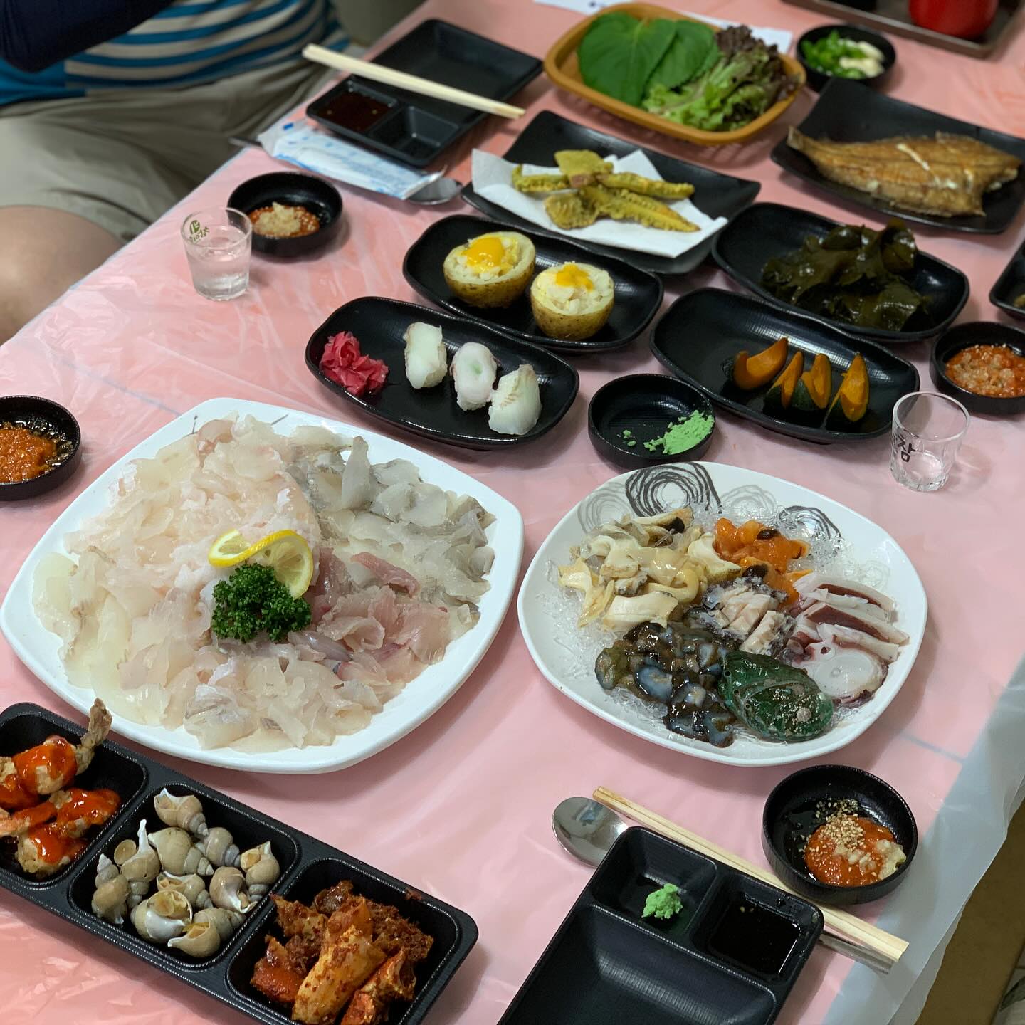 수호성횟집
.
.
.
여름 휴가로 울진 죽변항 방문

모듬회를 시키면
해산물이 서비스로 나옴 ㅋㅋㅋㅋ
멍게, 해삼, 전복, 문어, 소라 한 접시 가득 

울진 대게 유명하니깐
꼭 대게 먹고 볶음밥은 선택이 아닌 필수

•모듬회 대
•홍게 1마리
•게장볶음밥
•물회
•매운탕

📍위치 : 경상북도 울진군 죽변면 죽변항길 117
(영업시간 매일 : 07:00-21:00)

기본 찬도 다양해서 부모님 모시고 가면
완전 좋아하심 방문 전 술 안마실 사람 정하기!
술 참기 힘든 횟집으로 강추👍
(사장님, 직원이모 친절함과 정은 덤)
.
.
.
#수호성횟집 #울진죽변항맛집 #죽변항횟집 #울진맛집 #협찬