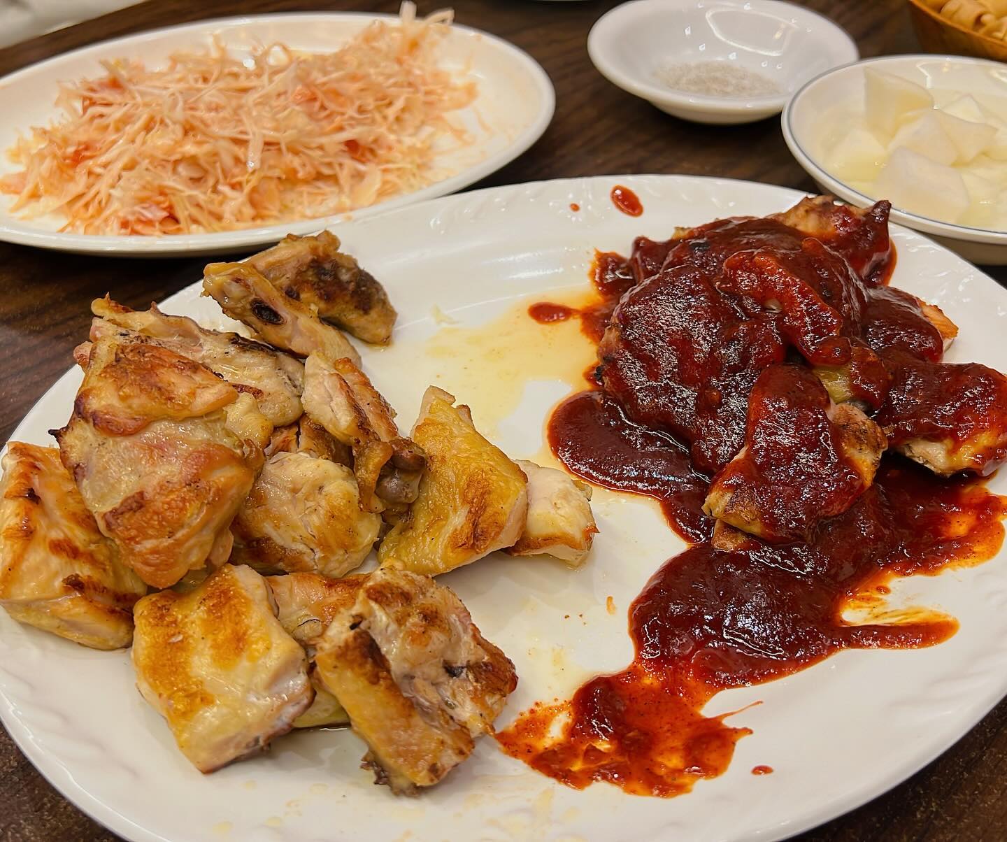 -

상호명 : 박포바베큐발산본점
위치 : 서울 강서구 강서로 341(내발산동 655-7)
바베큐치킨 22,000원, 숯불노가리구이 15,000원

▶️ 여기 발산역에 오래된 맛집이라고해서 가보고싶은곳 저장해두고 드디어
다녀왔습니다!!! 바베큐치킨은 담박하고, 양념바베큐는 일반치킨양념이랑은 완전 다른 양념이뿌려져서 나왔어오 !! 지각해서 사진이 먹던거 찍으거지만 ㅋㅋ진짜 양념 매코롬하니 맛있어서 순삭하고 시원하기 맥주 꽐꽐 마시고🍻통통한 노가리먹고 왔어여 역시 오래된 맛집은 이유가 있는거 같아요
👍👍👍👍👍 또 먹으러 갈래요 ㅋㅋ

#자취생음식 #외식 #치킨 #숯불바베큐 #발산 #맛집 #오래된맛집 #캬🍻 #치킨땡기는날 #건강하게먹기 #잘먹었습니다