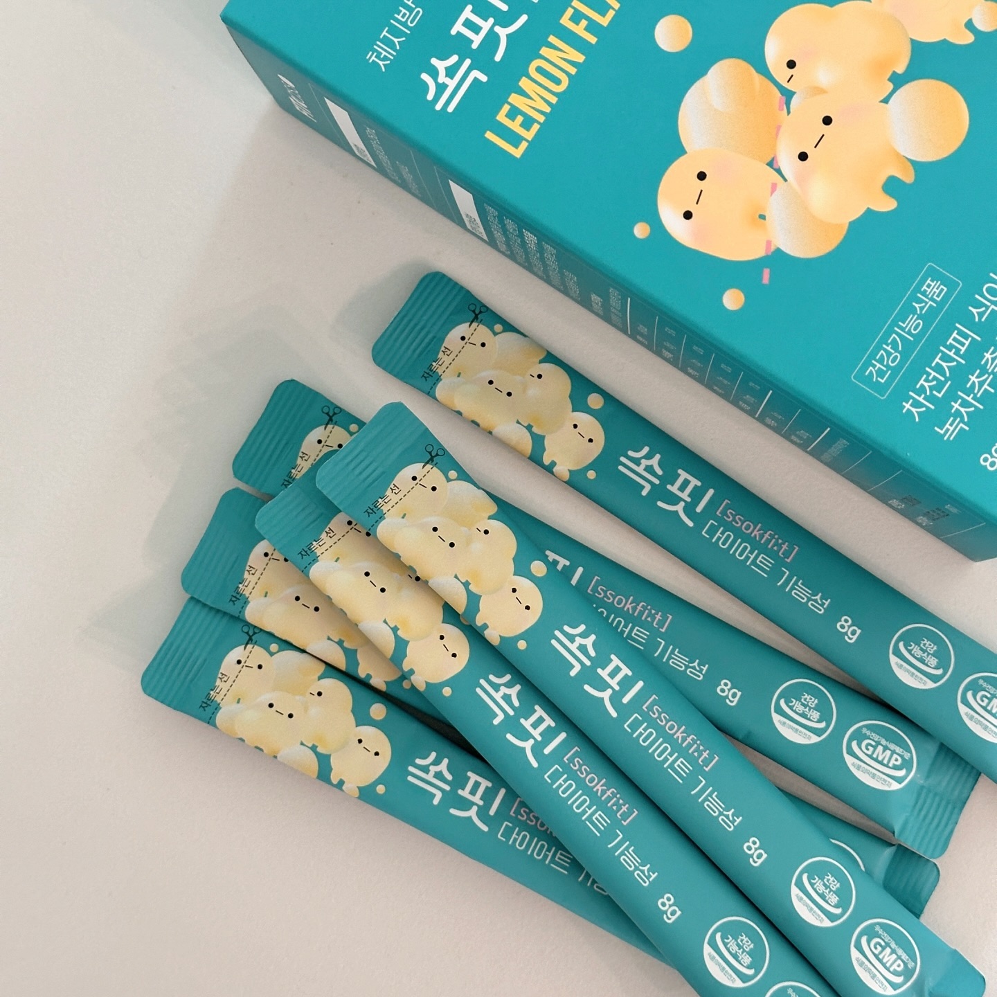 #협찬
📍핏카소 쏙핏 다이어트 차전자피 x 녹차카테킨

여름도 됐으니 다이어트 가보자고 〰️

핏카소 쏙핏 다이어트는 차전자피와 녹차 카테킨이 함유되어있어서 쾌변과 동시에 체지방 감소까지 일석이조의 효과를 볼 수 있어요 ◡̎ 
자천자피가 국내유일 8000mg 고함량으로 타브랜드 대비 3000mg정도 더 들어있더라구요! 차전자피 식이섬유는 소화 건강, 변비예방, 체중 관리 등에 도움되는 만큼 다이어트하면서 많이 섭취해주는게 좋은데 핏카소 쏙핏은 고함량인 점이 마움에 들었어요

차전자피는 물을 흡수하는 성질을 가지고 있어서 물에 타서 먹은 뒤에 추가로 1L정도 더 마셔주면 배변활동에 좋다고 해서 물도 꾸준히 섭취해보려고 해요 〰️

쏙핏만의 건강 원료 배합으로 녹차카테킨도 추가 되었는데 항산화 효능을 지니고 있어, 혈압을 낮추는 혈압예방에도 도움을 주고 피부 세포 손상을 예방해 노화 방지와 질병 예방에 도움이 된다고 해요!

레몬맛이여서 거부감없이 먹을 수 있고 자전차피 덕분에 살짝 젤리음료느낌! 바로 안먹으면 차전자피다 불어거 젤리처험 굳는데 ㅋㅋ 먼가 더 포만감있는 느낌이여서 저는 물에 태워놓고 10분뒤에 마시고 있어오

무엇보다 먹어보고 별로면 100% 안심케어 환불보장까지 된다니 너무 좋지않나효 🫢
이번 여름에는 쏙핏으로 건강하게 체중관리해봐야겠어요!

⠀⠀⠀⠀
⠀⠀⠀⠀
#쏙핏#쏙핏쾌변 #쏙핏다이어트#소화건강#차전자피#변비 예방#체중관리#녹차카테킨#항상화효과#혈압예방#피부건강