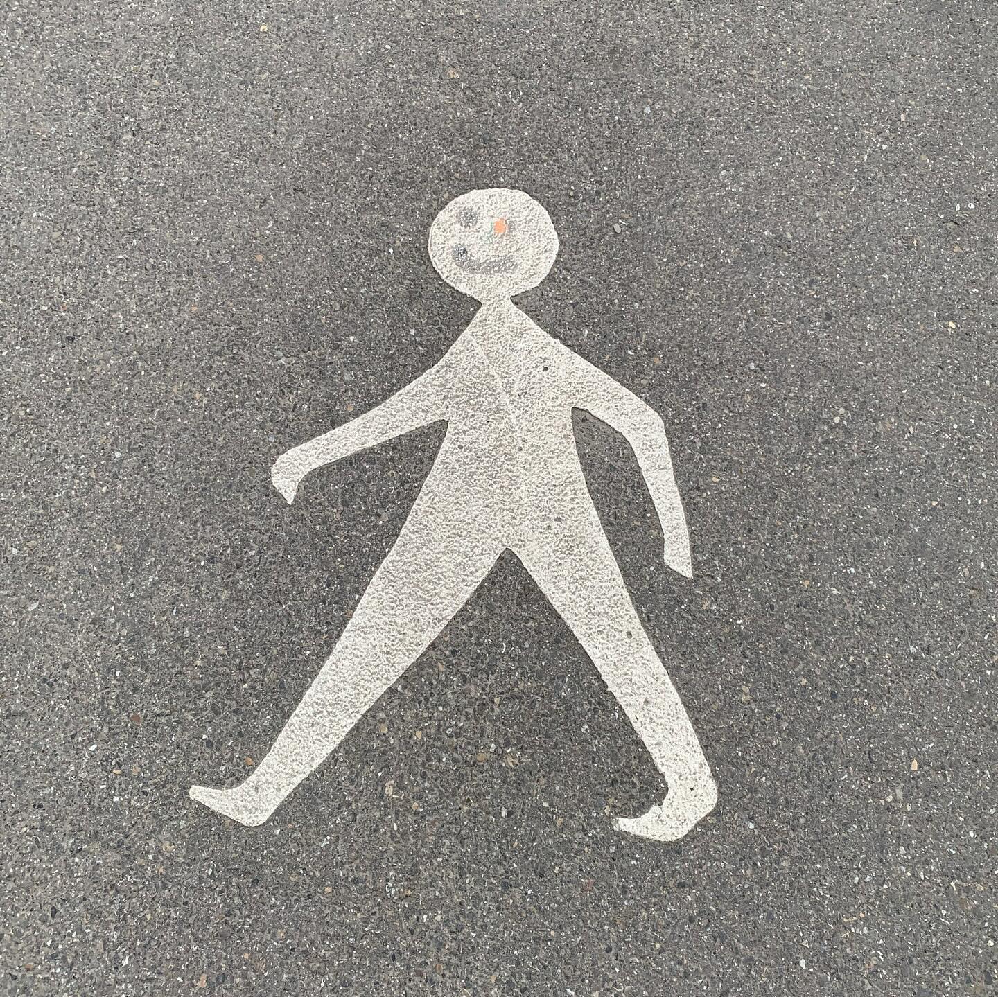 백화점 가는길에 만난 귀여운 얼굴을 가진 노면표시🙂
언니 교수님 선물 사러갔는데 우리가 가지고 싶은게 더 많았던 백화점 쇼핑🛍️
쇼핑하고 지쳤지만 언니가 추천해준 지친기운 텐션업 시켜주는 젤라또🍨
처음먹어보는 국물에 담궈진 독일식 만두🥟