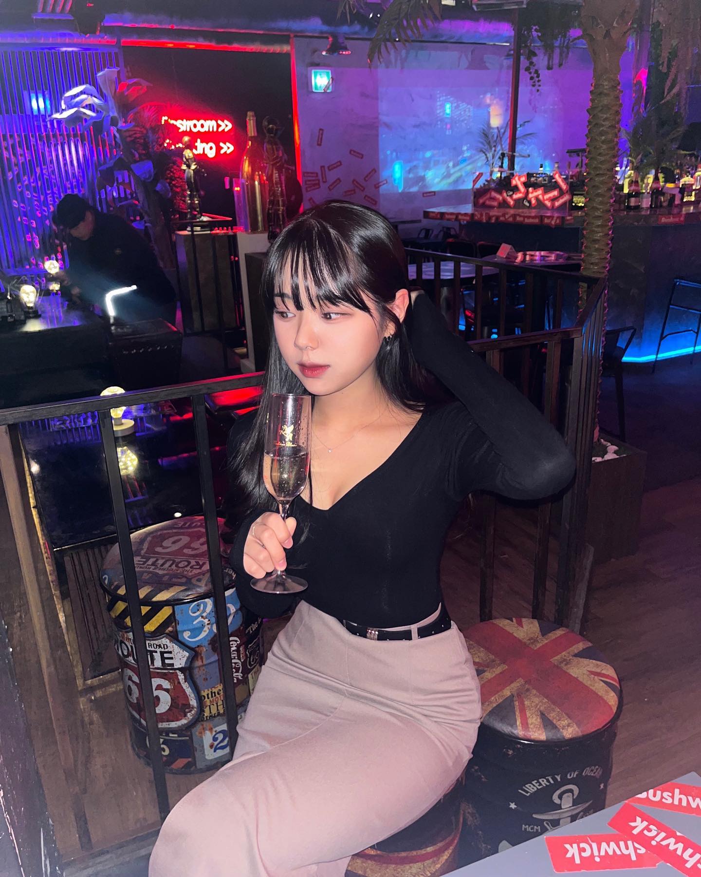 #광고 bushwick_lounge 🥂

내부가 힙하고 아늑한 압구정 라운지바 다음에도 또 방문할 예정..🫶🏻
9시부터는 디제잉 공연도 있어서 신나는 분위기 완전 좋아요✨
.
.
.
#압구정 #압구정라운지바 #부쉬윅 #라운지 #샴페인 #압구정술집 #압구정핫플 #라운지바 #부쉬윅라운지바