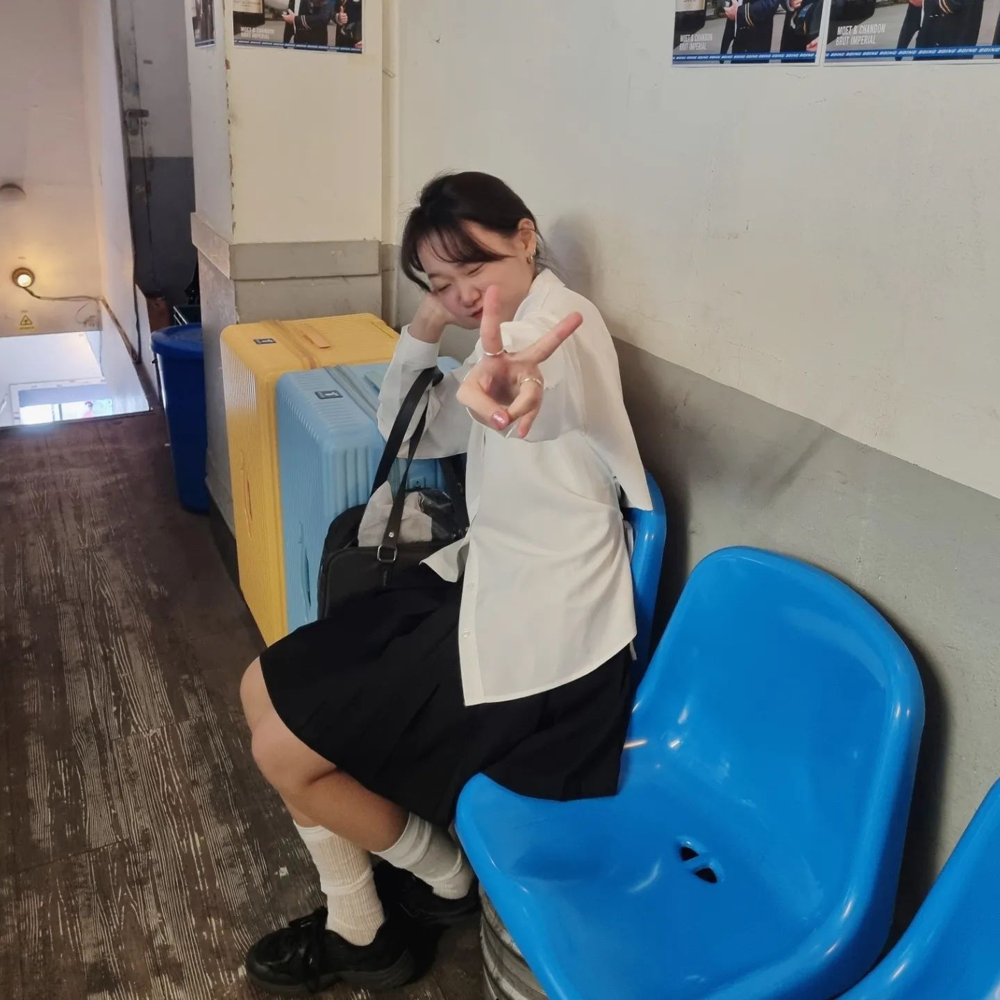 오랜만에 일상과 함께 돌아온 오오티디⋯♡
다녀와지했던 필름카메라 현상 완료 📷

그리고 친구가 가고싶어했던 비행기컨셉의 카페도 ✈️ 
다양한 맛집도 오랜만에 방문

오늘 착용한 셔츠는 개인적으로 너무 좋아하는 브랜드 #빈블
흰색 셔츠만 4개 넘어서 살까말까 고민했지만
너무 예뻐서 안살 수가 없었던ㅋㅋㅋ🥹

실컷 먹고 돌아다니다 나중에는 발 아파서 
폭신폭신한 슬리퍼로 교체

#협찬 이지만 편하고 좋았던 #현현슬리퍼
가벼워서 맘에 들었던 이 어글리슬리퍼는 
사무실에 가져다 놓을 예정( •͈ᴗ-)ᓂ-ෆ