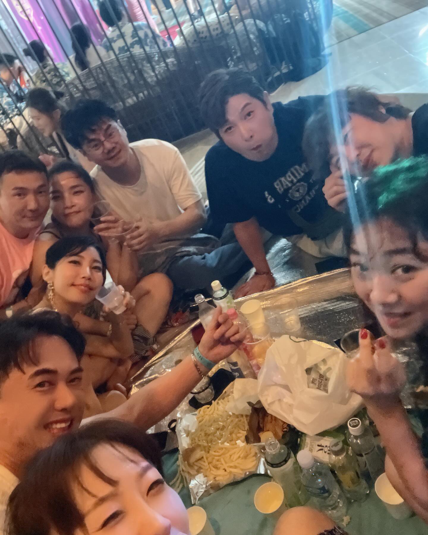 공연날 아침 먹은게 체해서 
리허설도 겨우 ㅠ 
점심도 같이 못 먹으러 가고 
혼자 숙소에 널부러짐~ 
약 먹고 실신해 있다 공연 하러.. 
공연까지만 버티자~~
양들 응원에 힘입어 
무사히 공연 마무으리~ 
양들 응원은 우주 최강~
저녁 먹으러 갔는데 
먹고 나니 또 아퍼 
행사장 못 가고 숙소로~ 
올해도 역시 공연만 하러 옴..ㅠ 
일욜 수업 있어 오전 뱅기로 
서울 고고~~~ 
제주 전지역 호우주의보 발령~
작년과 마찬가지로 또 지연 ㅋ 
제주랑 안 맞나??ㅎ 
어째든 공연도 무사히 끝냈으니 
설 잘 도착하기~~ 

#제주안녕~~ #매년제주는공연만하러옴 #언제나행사와서놀려나??ㅋ #제주왔는데제발제주식좀먹자ㅋ #비싼제주음식 #무사히공연완료 #양들의응원이란역시우주최강 #또비로지연 #무사히설도착 #담엔좀놀러오자~