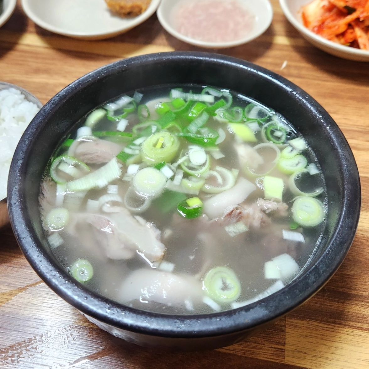 🐽영남순대국(신당)

서울 국밥 투어 재시작...♡
순댓국을 엄청 좋아하는 저는 장마 속 뜨끈한 국물을 찾아 신당역으로 향해봤습니다

🐷순댓국인데 맑은 국물인 게 생소한 곳이었는데요
🐽짭잘하면서도 깔끔한 맛이 취향저격이었던 곳이었어요!
✨고기도 많이 들었고 2천원 추가된 특 사이즈는 정말 고기 한가득
👏깔끔한 위생상태와 친절하신 직원 분들 덕에 기분 좋았던 곳
👍외관은 세상 국밥집처럼 생겼지만 잡내 1도 없고 마냥 맛있었어서 강추-!!

순댓국을 좋아하신다면 신당역 국밥 웨이팅 맛집인 영남순대국 추천드림다
아! 송파직영점도 있어요!
-
⏰
평일 9:30-19:30
토 9:30-19:00
일 휴무
-
✔신당역 도보 2분
✔포장가능
-
보통 ￦10,000
특 ￦12,000

☎ 02-2237-3588
💻상세 후기
https://m.blog.naver.com/dorami1215/223505735593
-
📌#ye또먹_신당 #ye또먹_국밥 
#신당맛집 #신당동맛집 #신당역맛집 #영남순대국 #먹팔 #순대국 #순대국맛집 #순대국밥 #순대국밥맛집