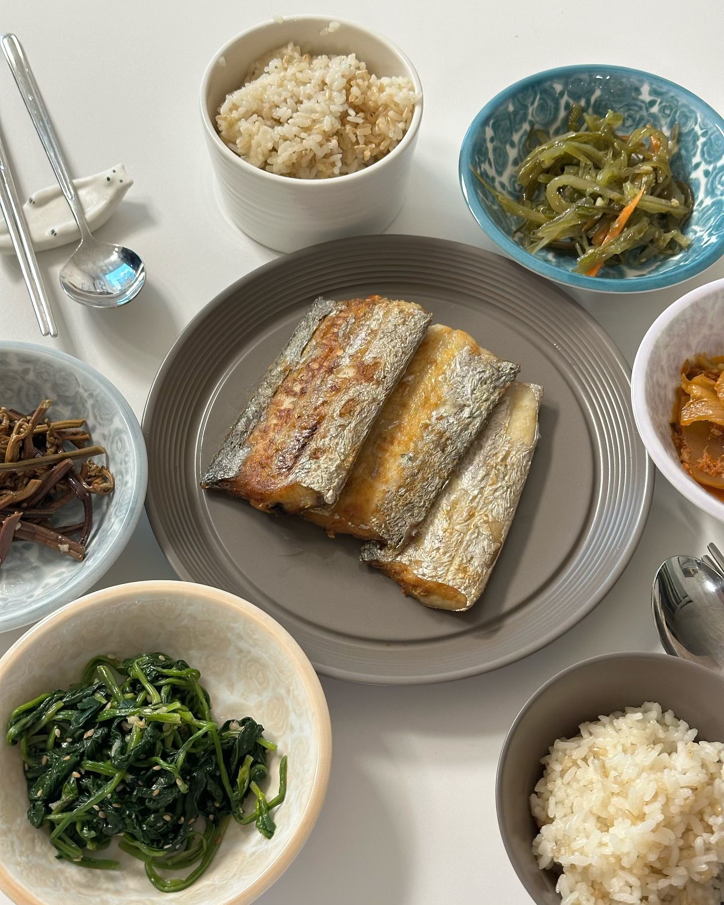 오랜만에 반찬이 많으니 진수성찬 느낌 🙏🏻
이와중에 소금간 되어있는 갈치 맛보더니 울집 애기는 밥 안 먹고 갈치만 골라먹음..👀) 띠로리.. 이래서 아기용 생선은 따로 사야 하나봅니다??

아무튼 주말 보내기 싫어서 아직도 안 자는 중 ㅋㅋㅋㅋ

.
.
.
#에라모르겠다 
#저녁밥