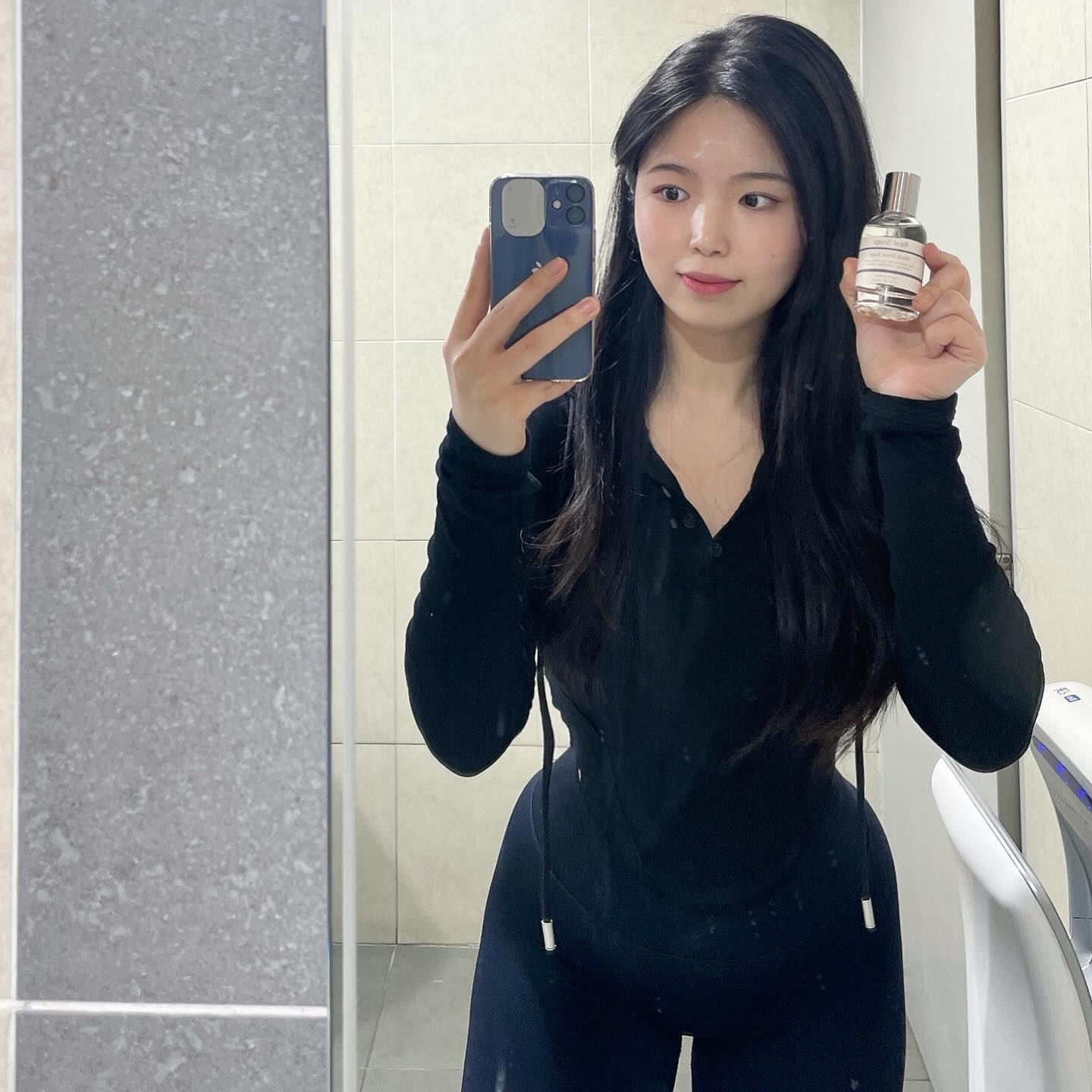 향수 브랜드 베럴에서 ✨리얼 솝: 블랙 도브 향✨을 보내주셨어요, 요즘 비누 향이 유행이라는 거 아시나요? 

이 향수의 장점은?

✅ 잔향의 지속력 우수
✅ 향이 너무 좋음
✅ 고급스러운 패키지
✅ 가성비가 훌륨함

이거 뿌린 날 다들 어디 향수 쓰냐며 물어보세요😎💗 가격도 괜찮은 편😲

⭐️ 50ml 1+1 : 37,900원 (단품 : 21,900원)
⭐️ 100ml 1+1 : 49,900원 (단품: 29,900원)
⭐️ 8ml 미니 : 3,900원

 #리얼솝 #realsoap #베럴리얼솝 #비누향수 #비누향향수 #샴푸향향수 #향수시향 #향수브랜드 #향수추천 #블랙도브솝