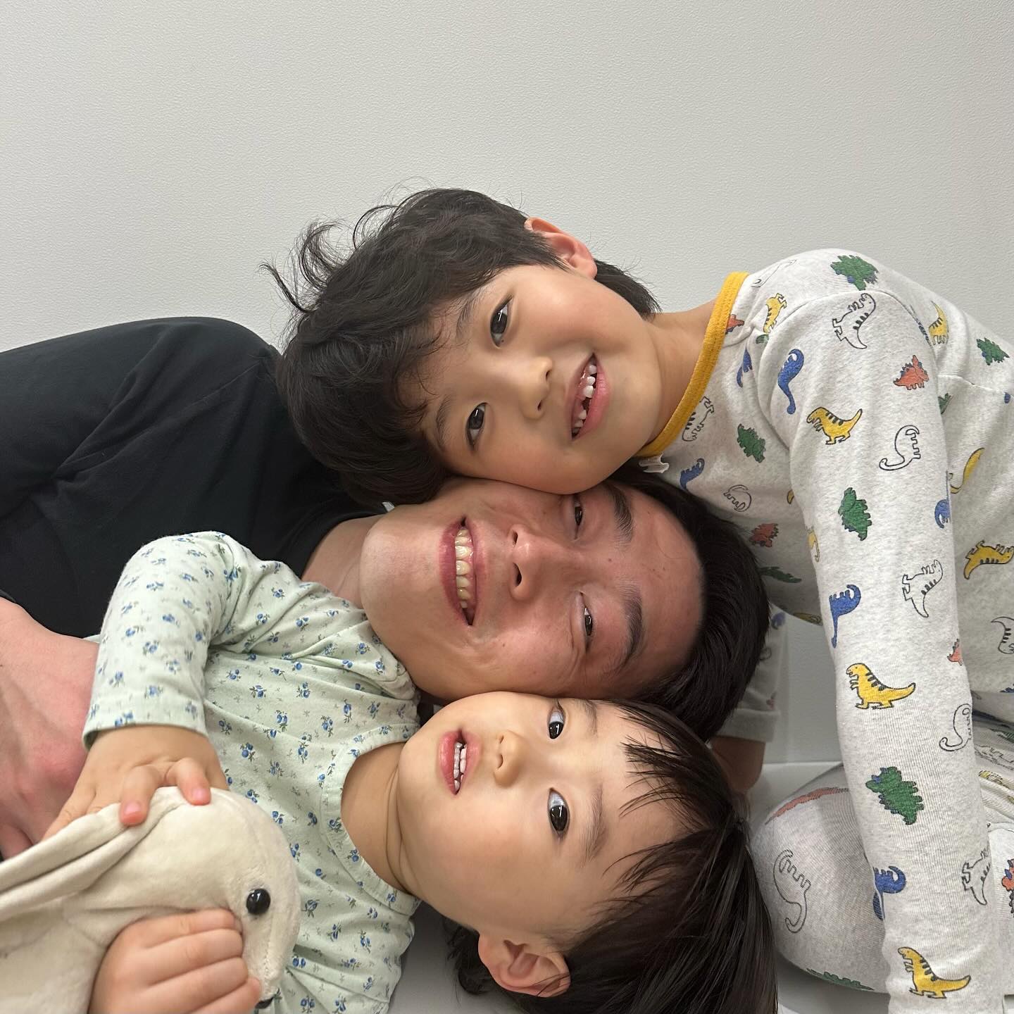 👨‍👩‍👦‍👦
.
다사다난했던 2023 빨리가고 행복만하자 2024 💖
큰아들 새로운곳에서 화이팅하고 , 큰애기 첫 학교생활잘하구 
우리귀염둥이는 계속 이렇게 기염둥이하쟈 💖
애미도 복직해서 열심히 다닐테니 잘살아보쟈 아들셋 💖
변화많은 2024년 잘시작해보자 아들들 💖
.
.
#bye2023