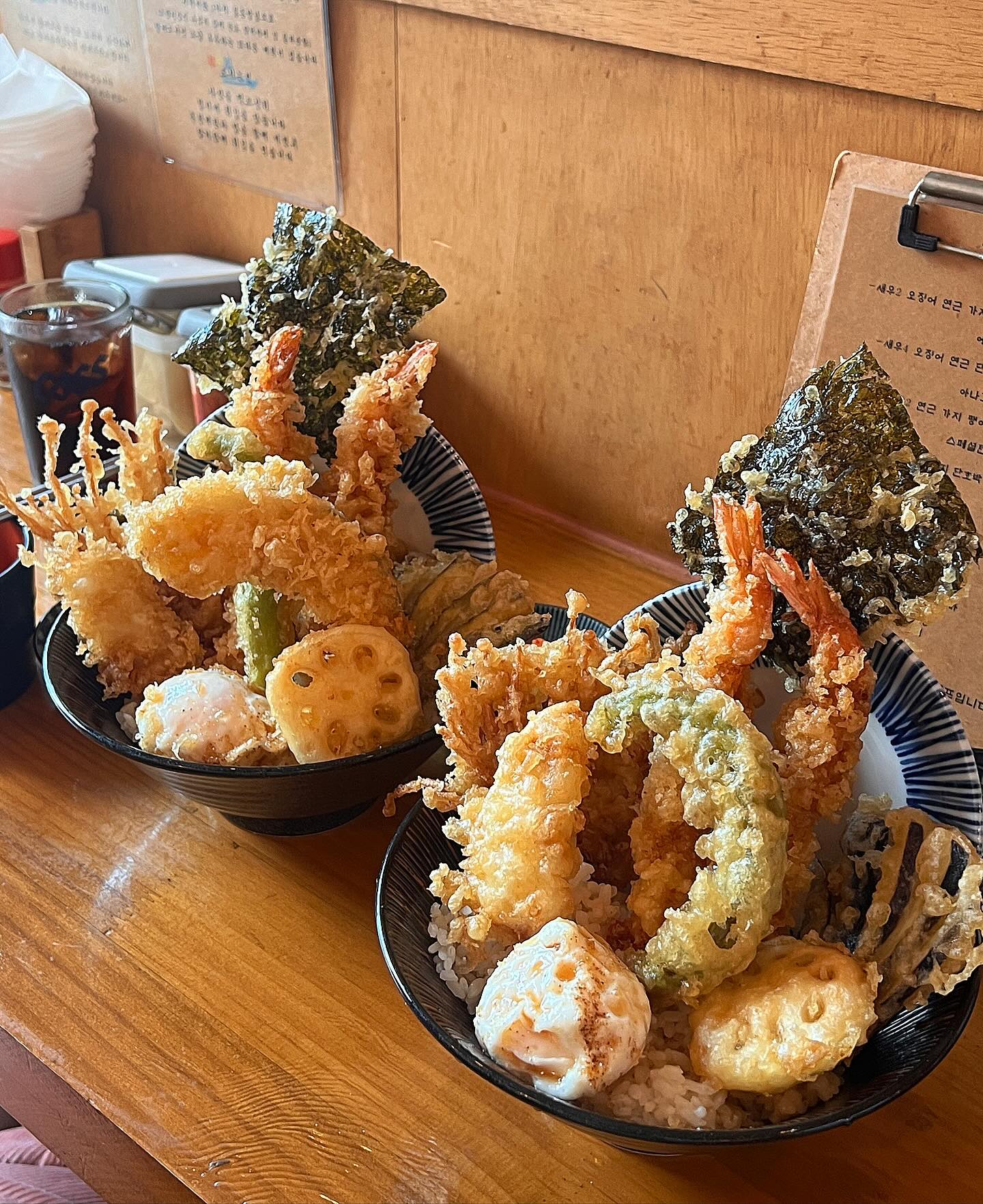 #협찬 대전 대흥동맛집 텐동맛집 사쿠사쿠텐동 sakusakutendong 🍤🩶
사쿠사쿠가 바삭바삭이라는 말인데 진짜루 튀김이 엄청 바삭바삭하고 느끼하지않아서 존맛탱 텐동 ! !  야무지게 먹었던 대전맛집❄️
 
🫶🏻사쿠텐동 -새우2 오징어 연근 가지 팽이버섯 꽈리고추 온천계란 김까지 완벽조합 🫶🏻
바삭한 텐동좋아하시는분들은 무조건 좋아할곳 ! 크기도 큼지막해서 더더 먹기좋았다😋😋

수제소스가 들어가서 밥맛도 딱 좋았고, 혼밥도 할수있게 바자리로 되어있어서 혼밥도 싸압가능 ❣️

#대전맛집 #대전대흥동맛집 #대전대흥동 #대흥동맛집 #대흥동텐동 #대전텐동맛집 #대전사쿠사쿠텐동 #대흥동신상맛집 #대전데이트 #대전맛집추천 #사쿠사쿠 #바삭한텐동 #대흥동텐동맛집 #텐동맛집 #텐동맛집추천 #일식집 #대전일식집 #대전핫플 #대전맛집투어